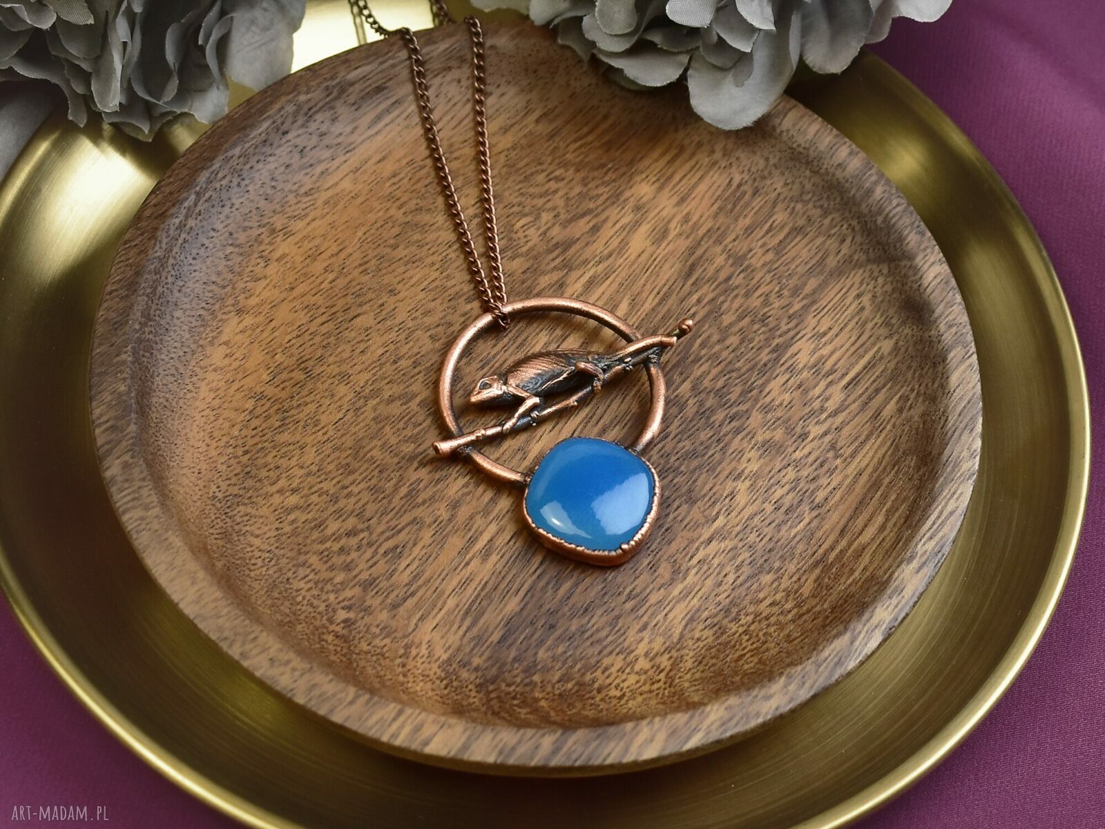 Miedziany wisiorek z chalcedonem i kameleonem boho rękodzieło
