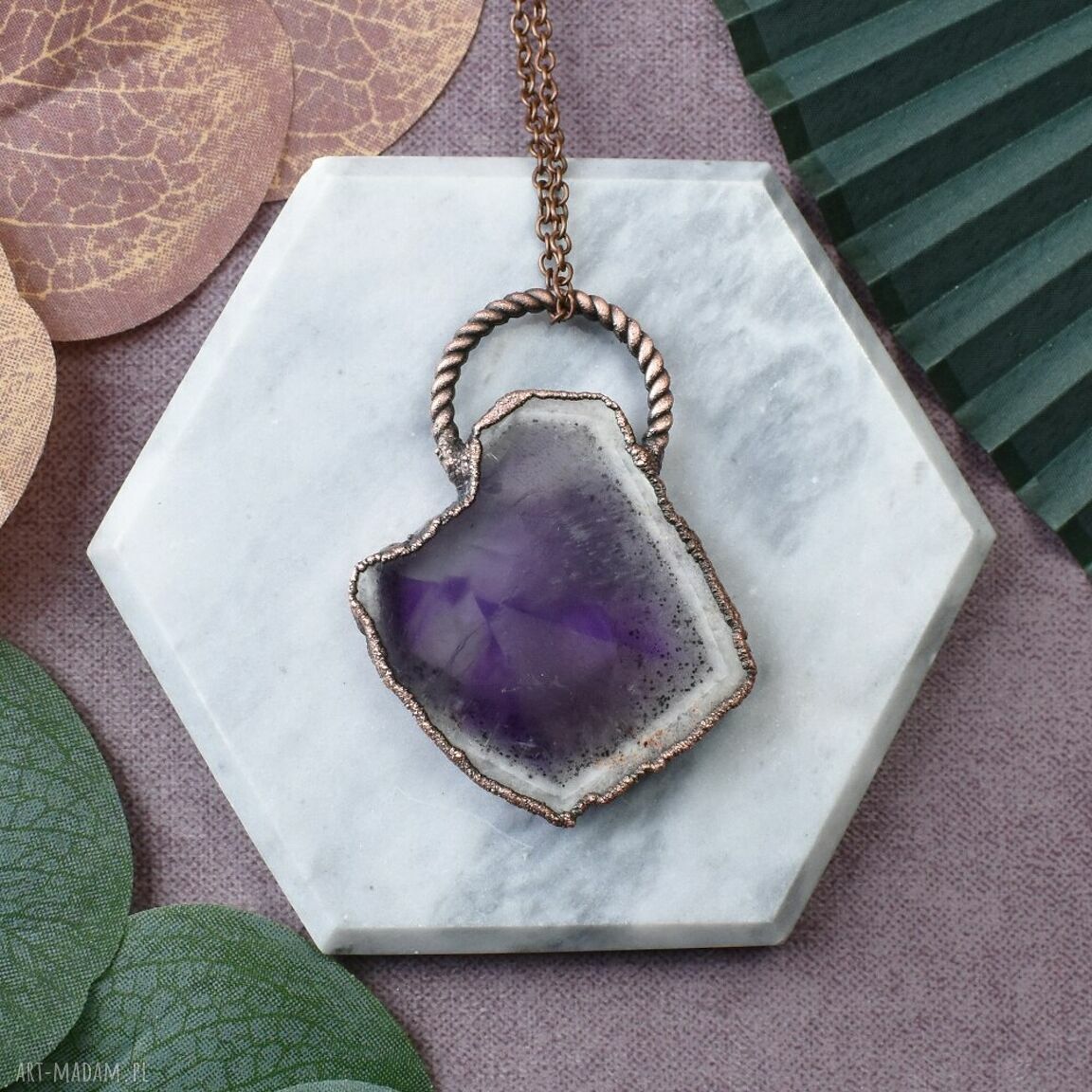 Ręcznie robiony miedziany wisiorek boho z plastrem ametystu #321 - amulet wiedźmy