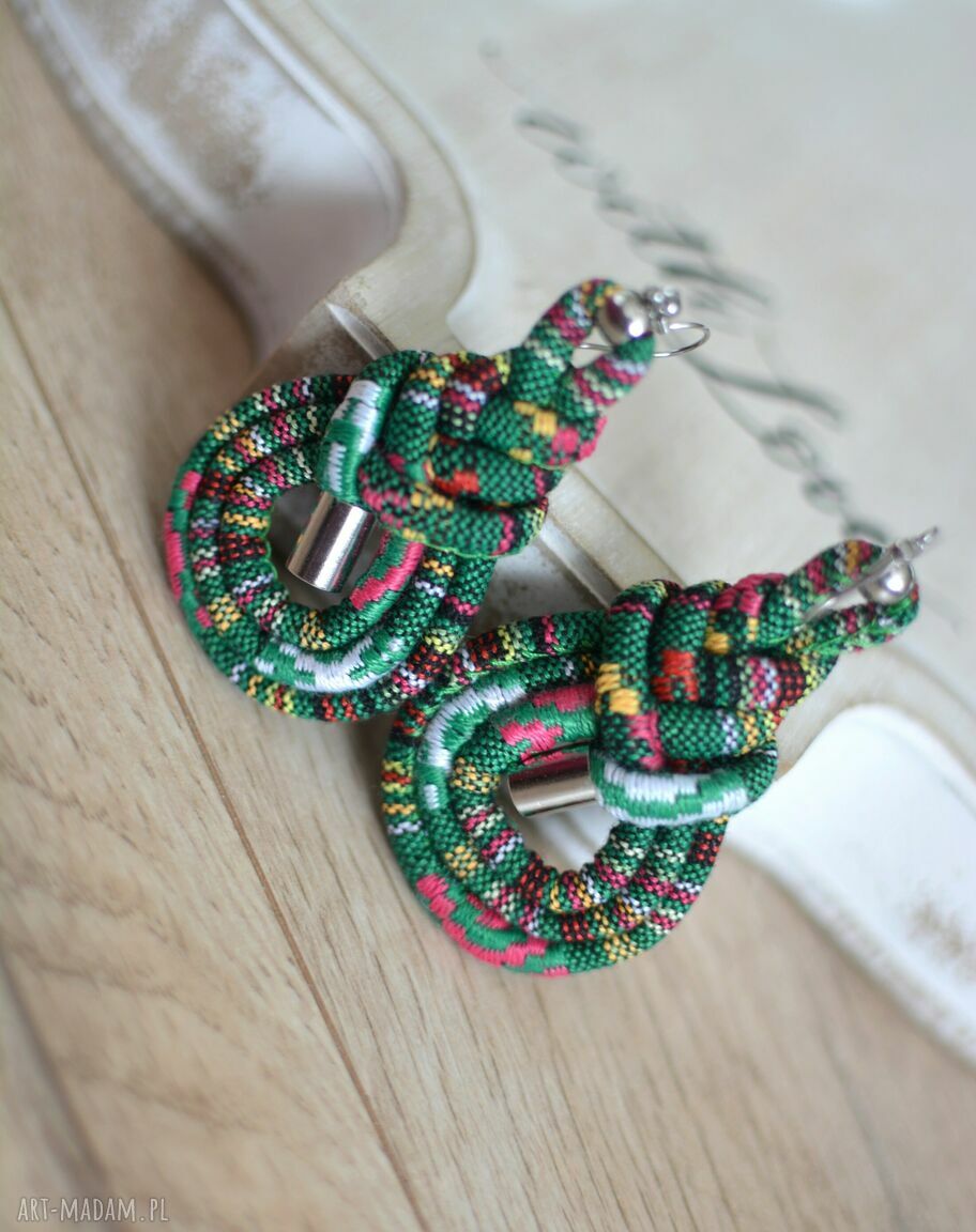 Wiszące kolczyki boho Chantico Plait z tkaniny i stali szlachetnej