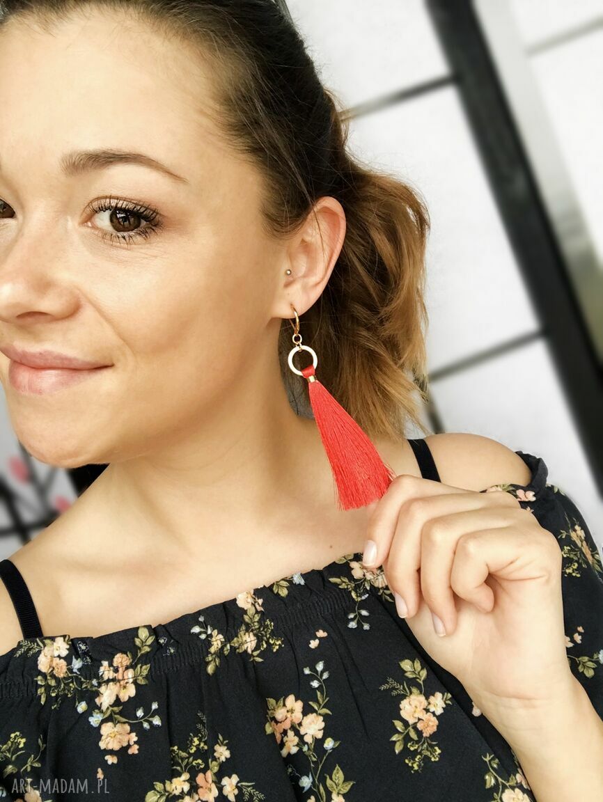 Kolczyki Boho Red z długimi chwostami - lekkie, modne i nieuczulające