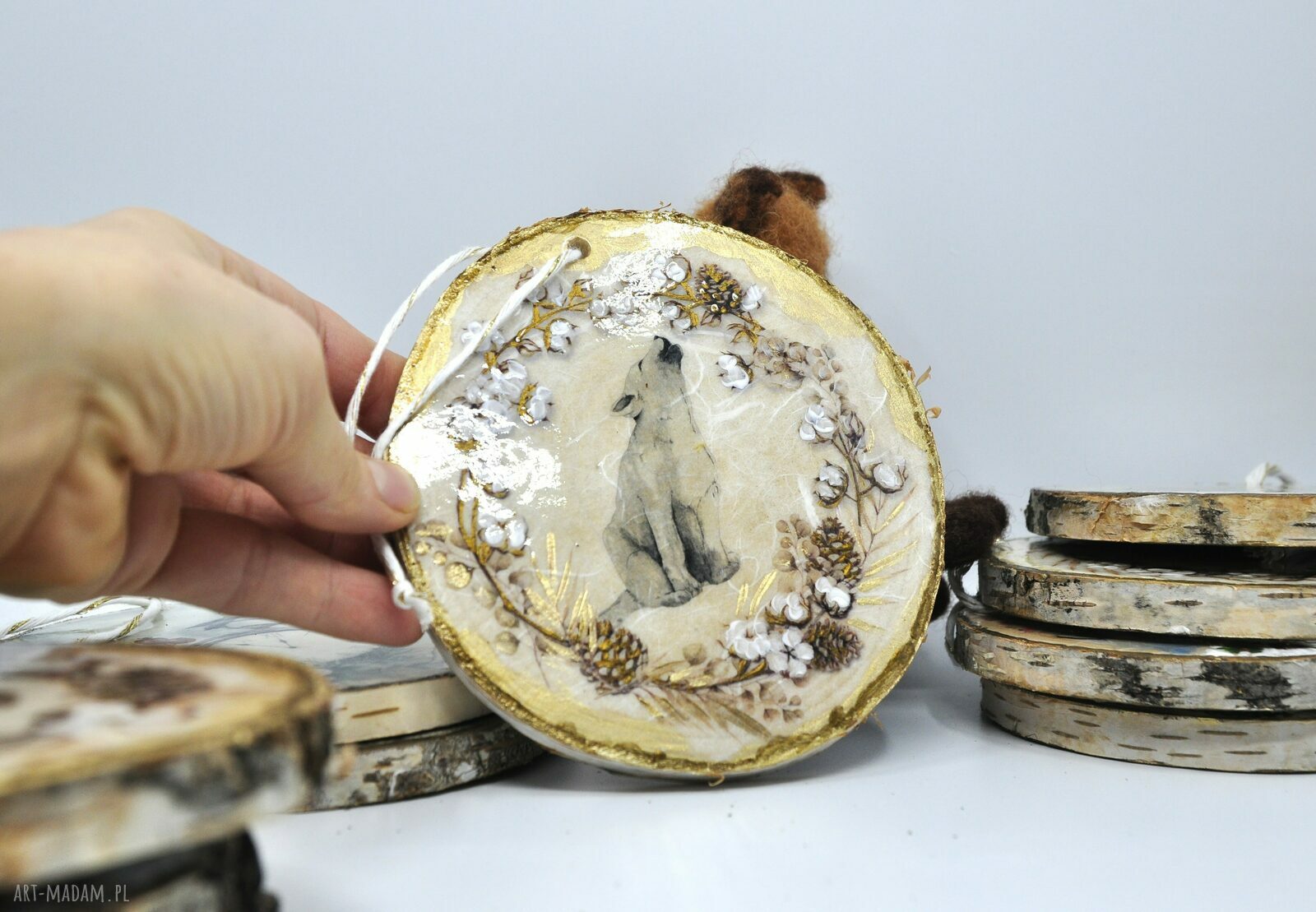 Ręcznie robiona bombka świąteczna z plastra brzozy - decoupage