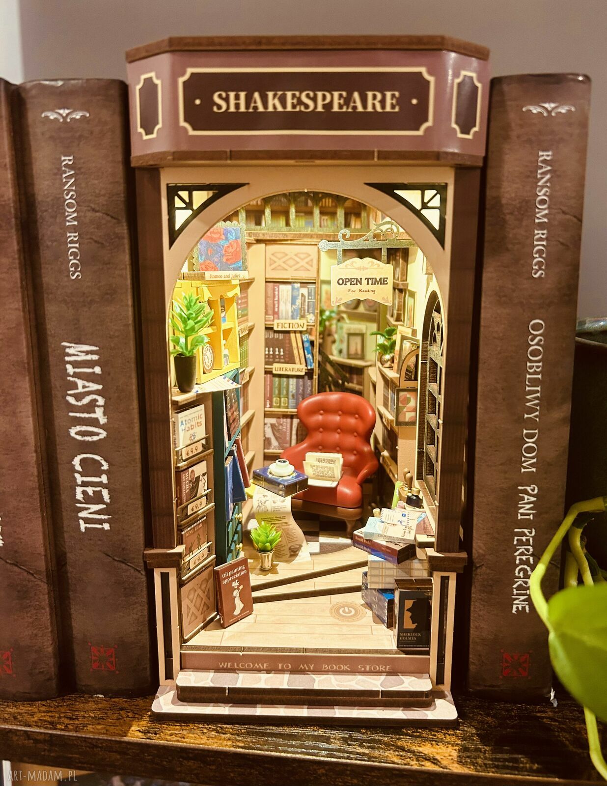 Book nook dekoracja Sznurkowelove - mały pokoik ukryty między książkami