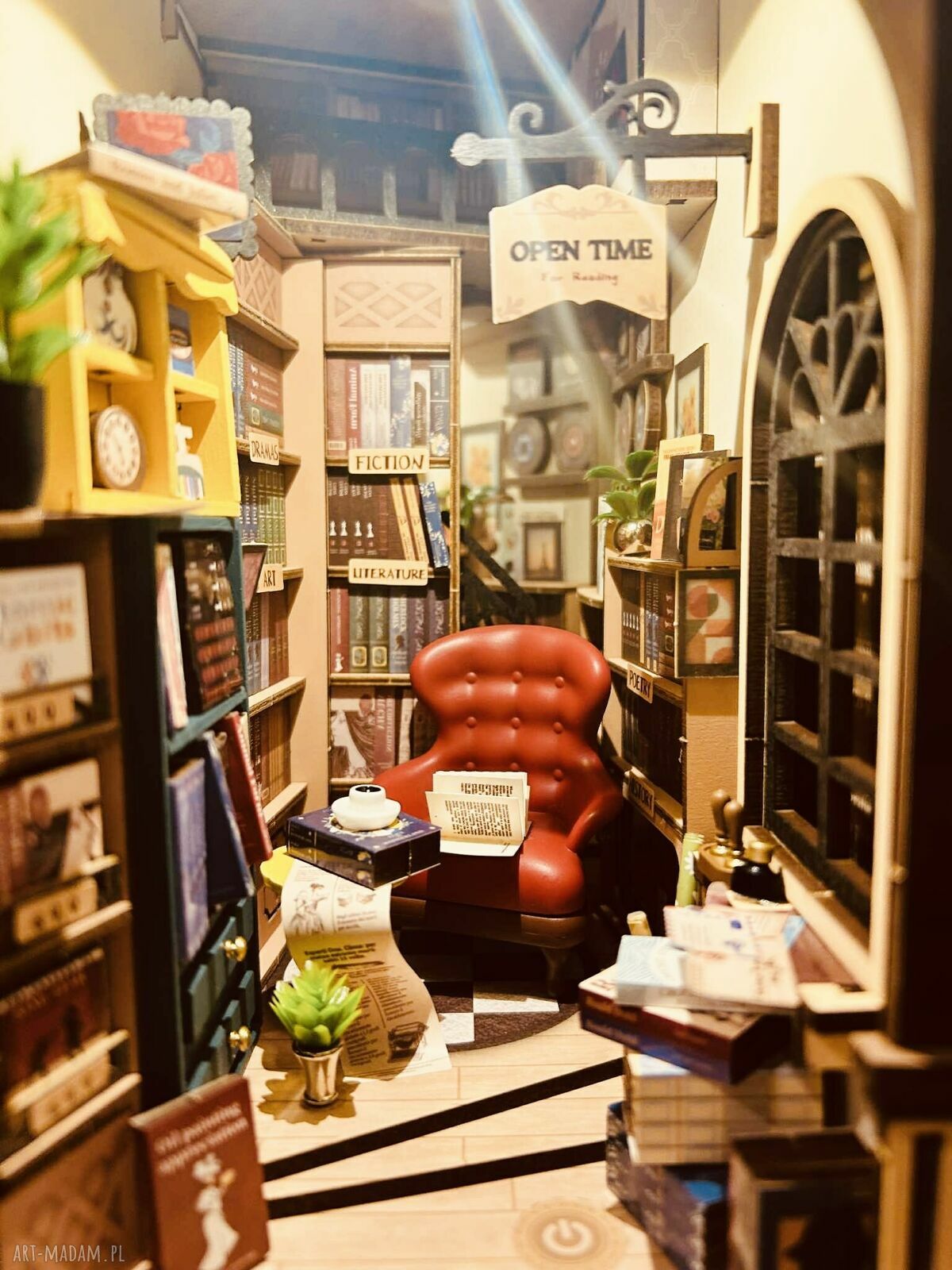 Book nook dekoracja Sznurkowelove - mały pokoik ukryty między książkami