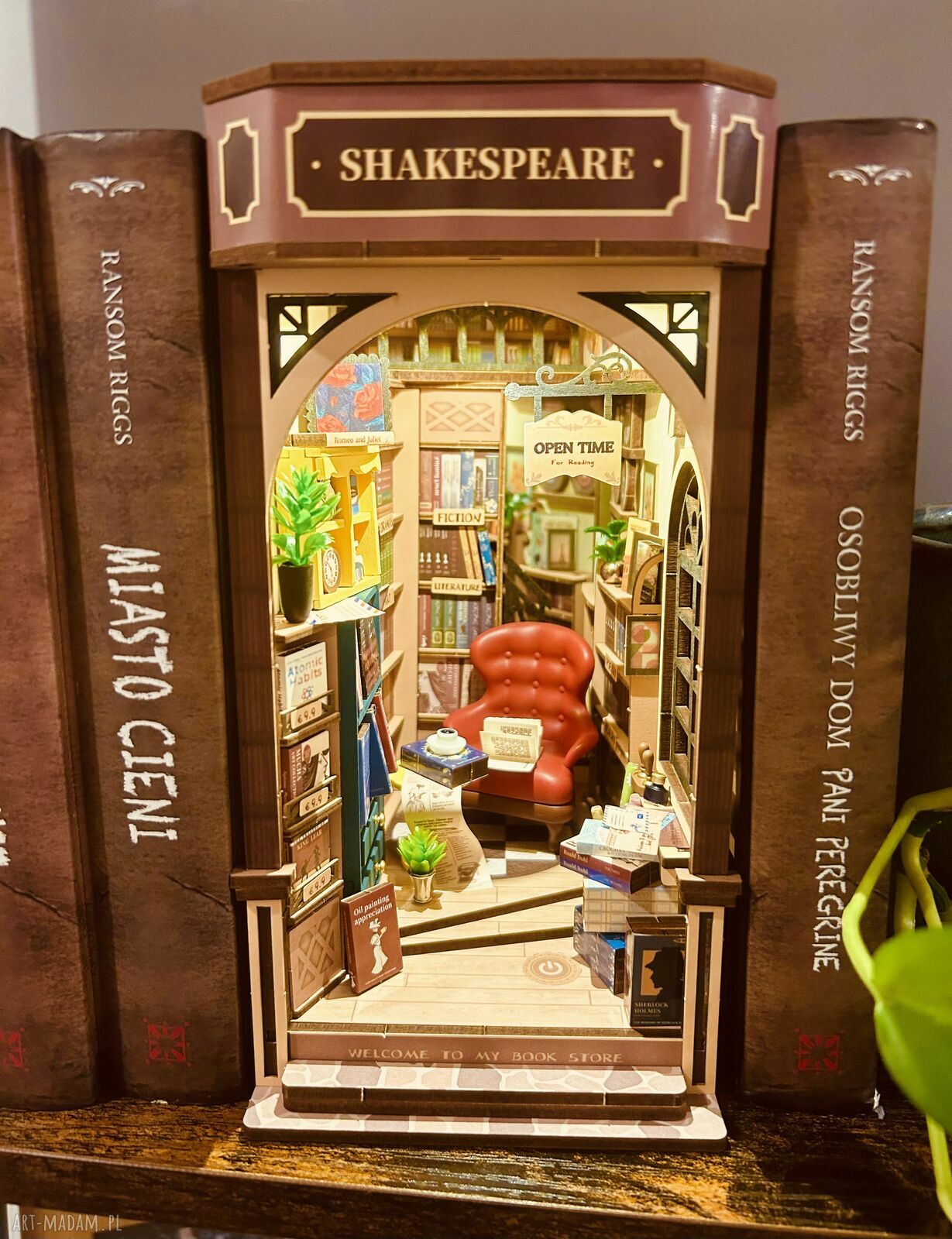 Book nook dekoracja Sznurkowelove - mały pokoik ukryty między książkami