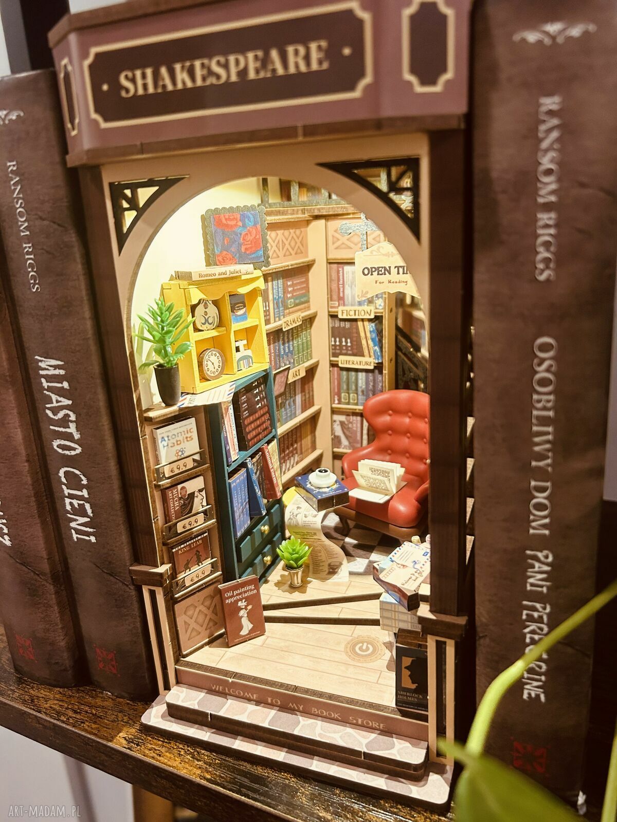 Book nook dekoracja Sznurkowelove - mały pokoik ukryty między książkami