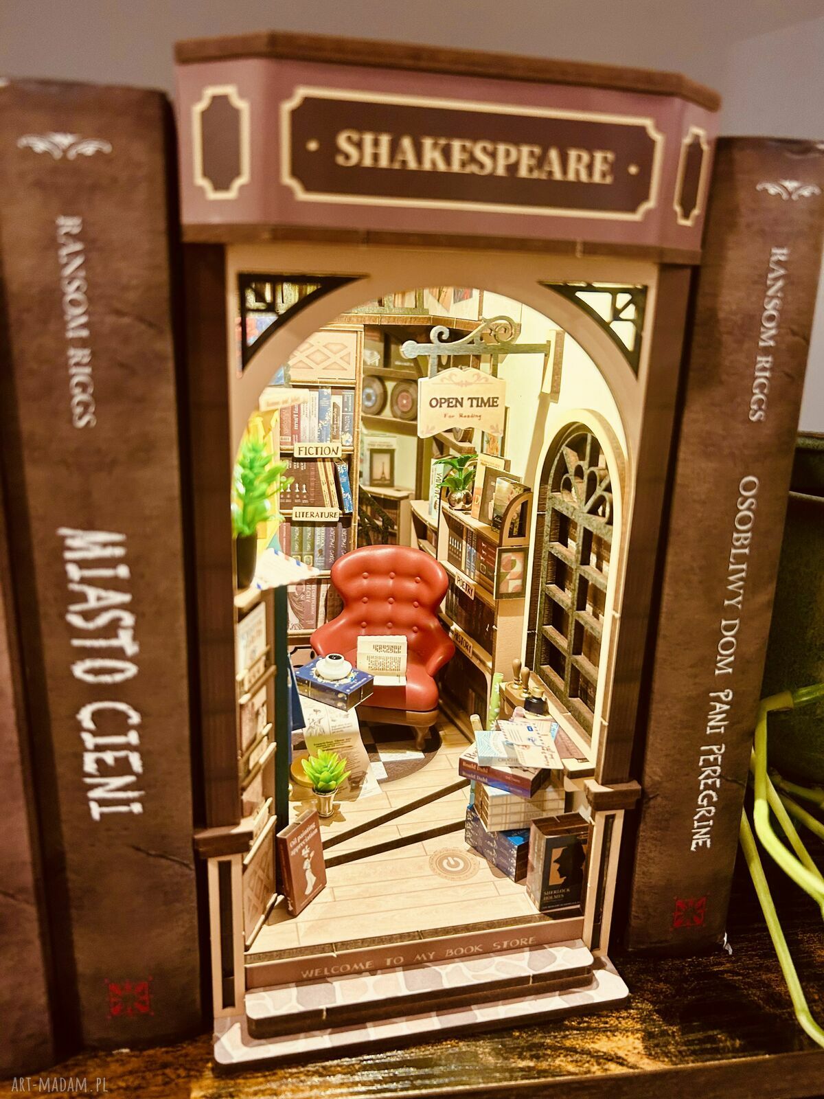 Book nook dekoracja Sznurkowelove - mały pokoik ukryty między książkami