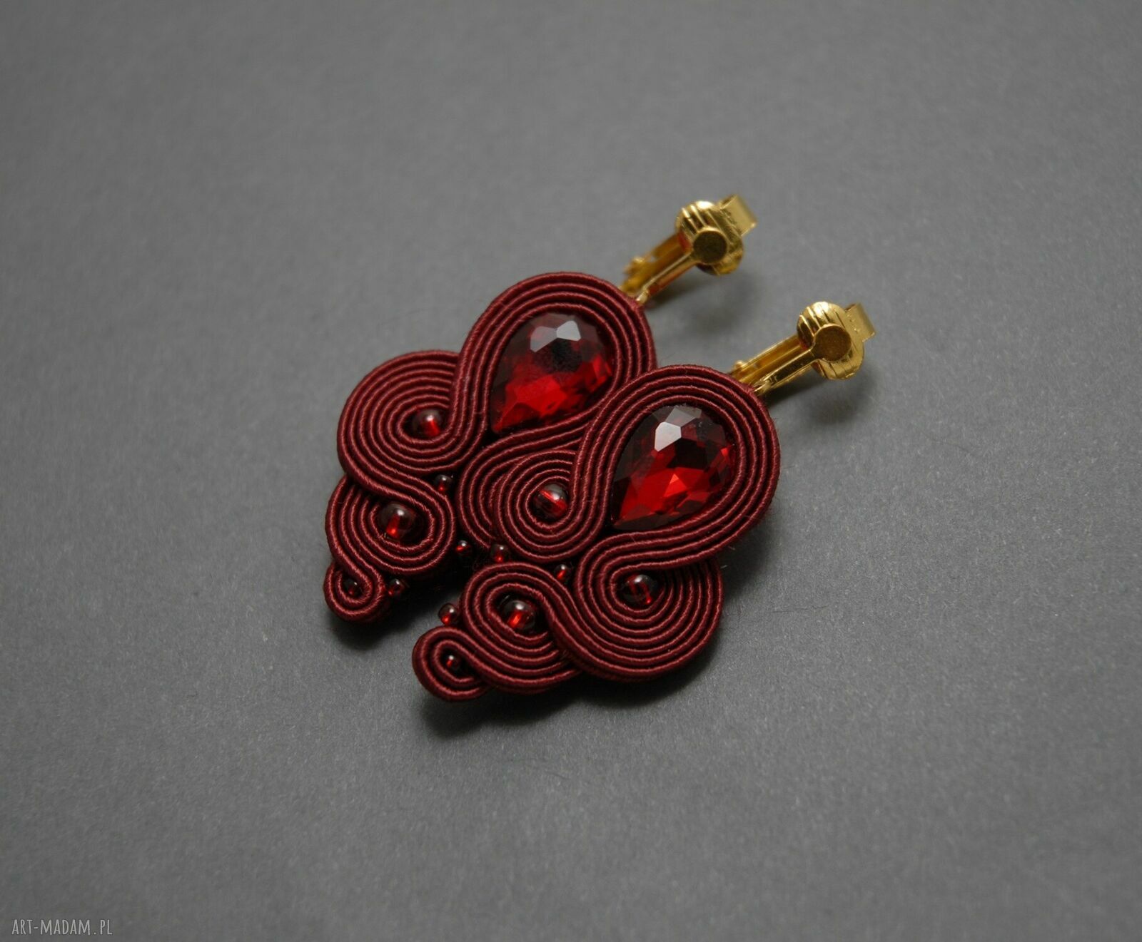 Bordowe kolczyki sutasz wieczorowe z fasetowanymi kaboszonami