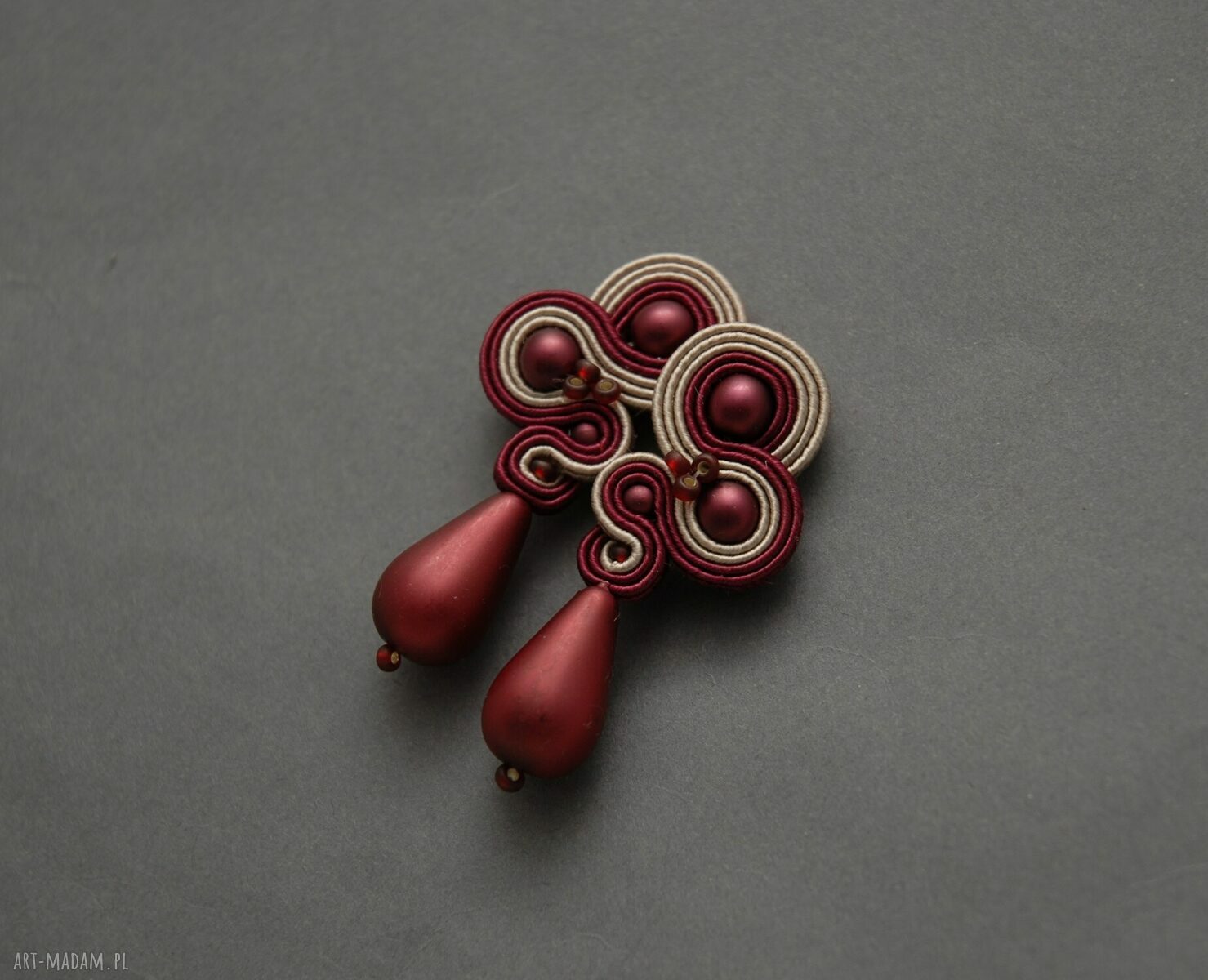 Beżowo-bordowe długie klipsy sutasz z koralikami - handmade