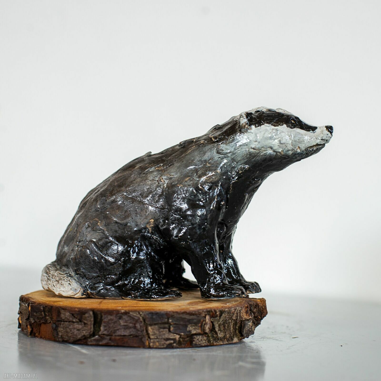 Borsuk ceramiczny - ręcznie wykonana figurka na drewnianej podstawie