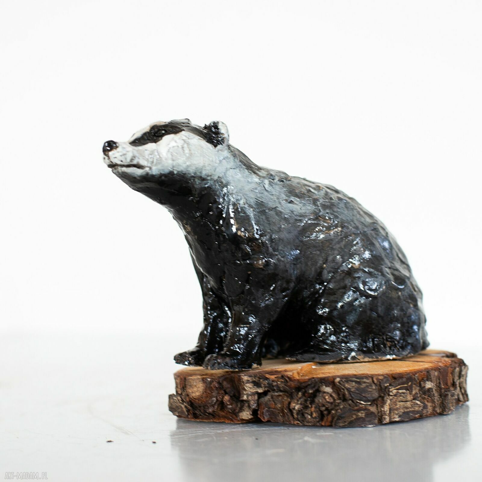 Borsuk ceramiczny - ręcznie wykonana figurka na drewnianej podstawie
