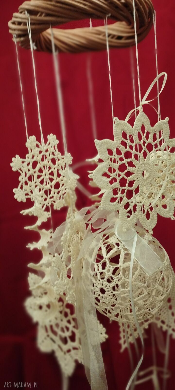 Ręcznie szydełkowana ozdoba świąteczna z wiklinowym wiankiem (ecru)