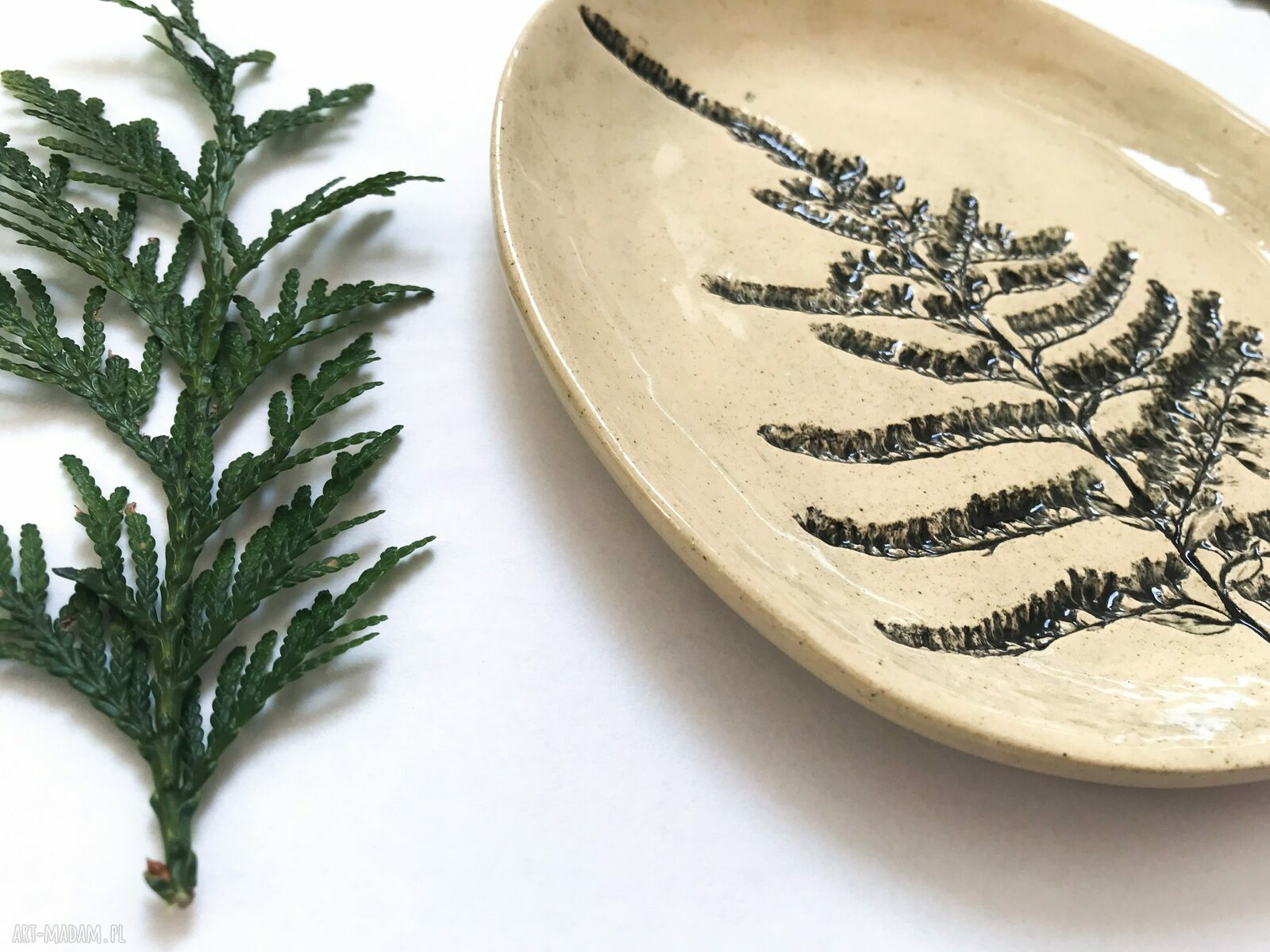 Botaniczny talerzyk ceramiczny z odbiciem roślin