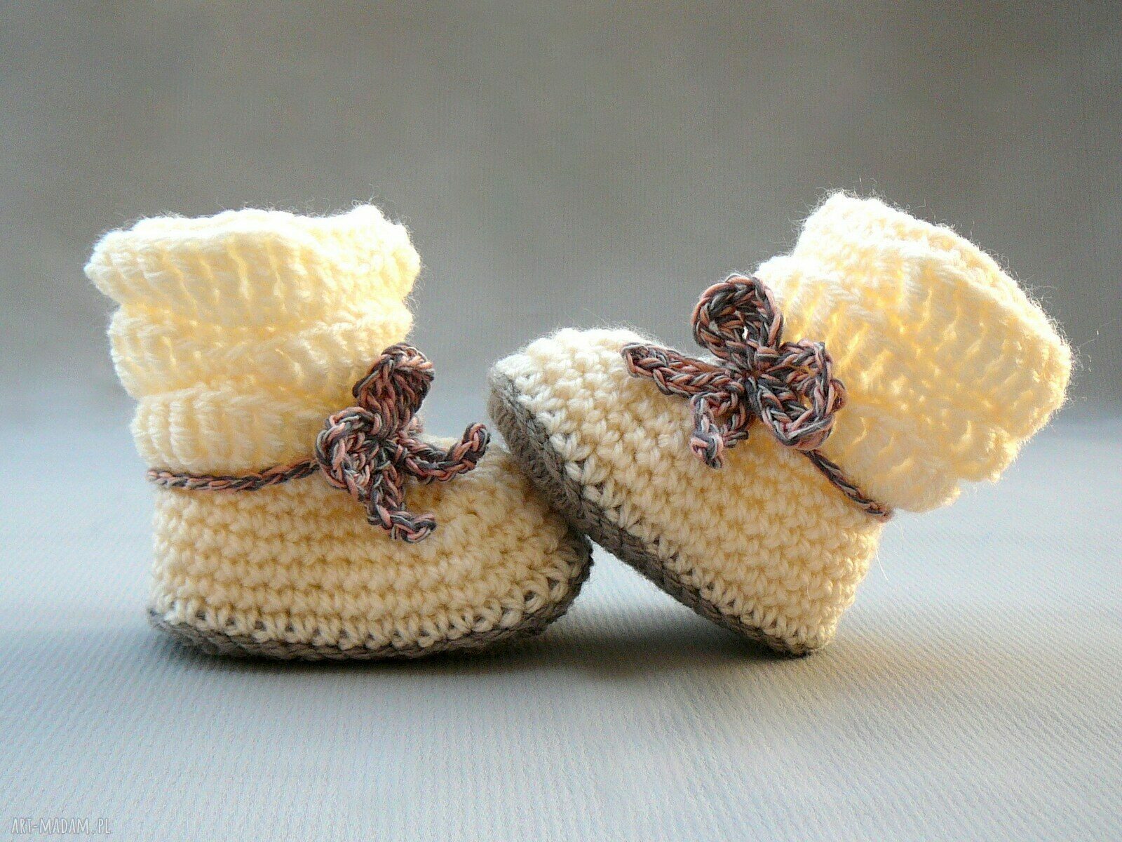 Botki szydełkowe handmade dla niemowlęcia - białe buciki na chrzest dziewczynki