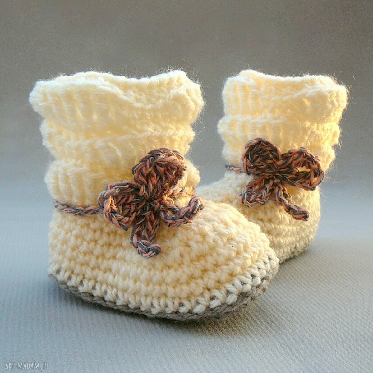 Botki szydełkowe handmade dla niemowlęcia - białe buciki na chrzest dziewczynki