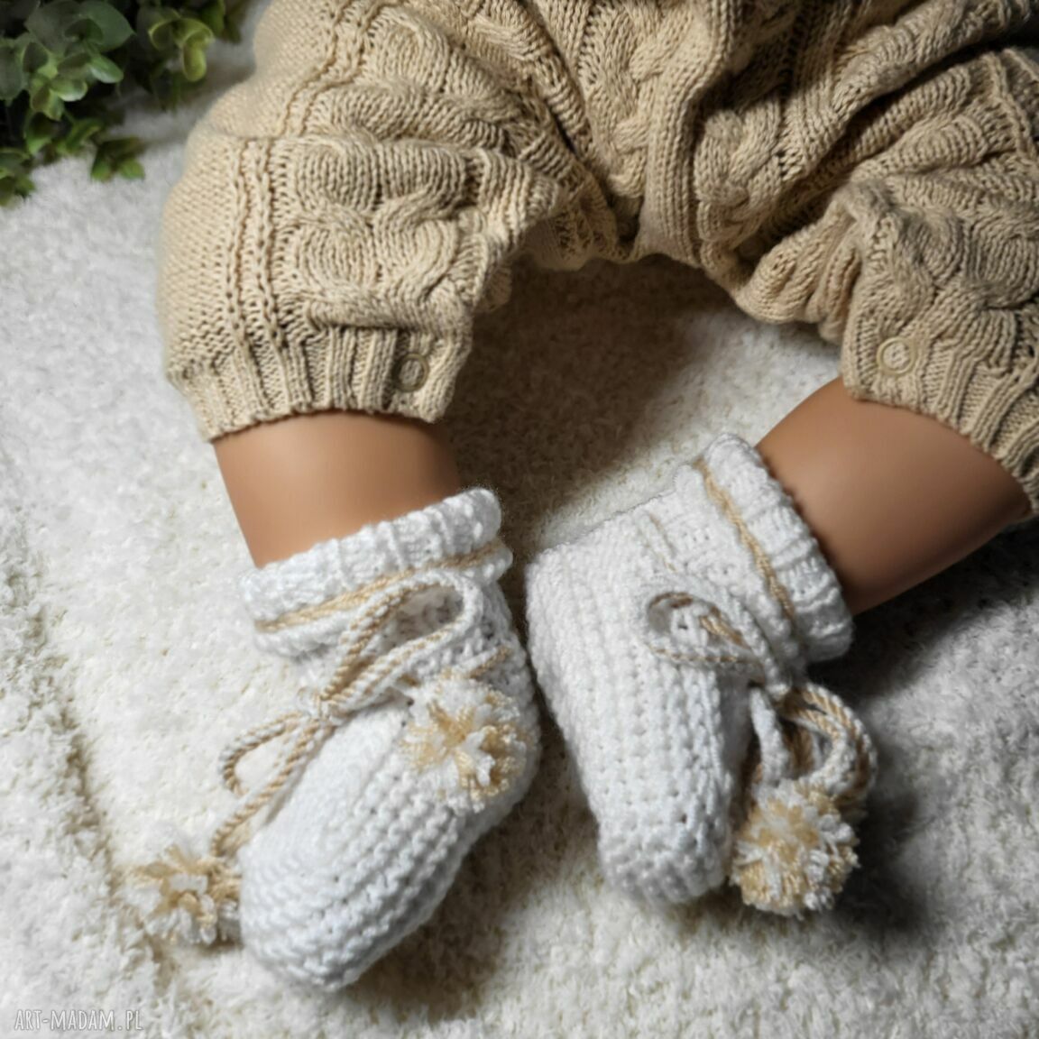Box prezentowy z dzianinowymi trampkami dla dziecka poniżej 1 roku życia z grzechotką i skarpetkami gratis