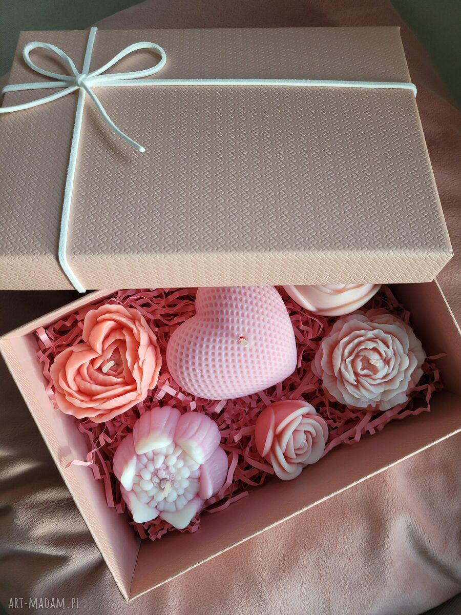 Box upominkowy ze świecami sojowymi handmade - kwiaty