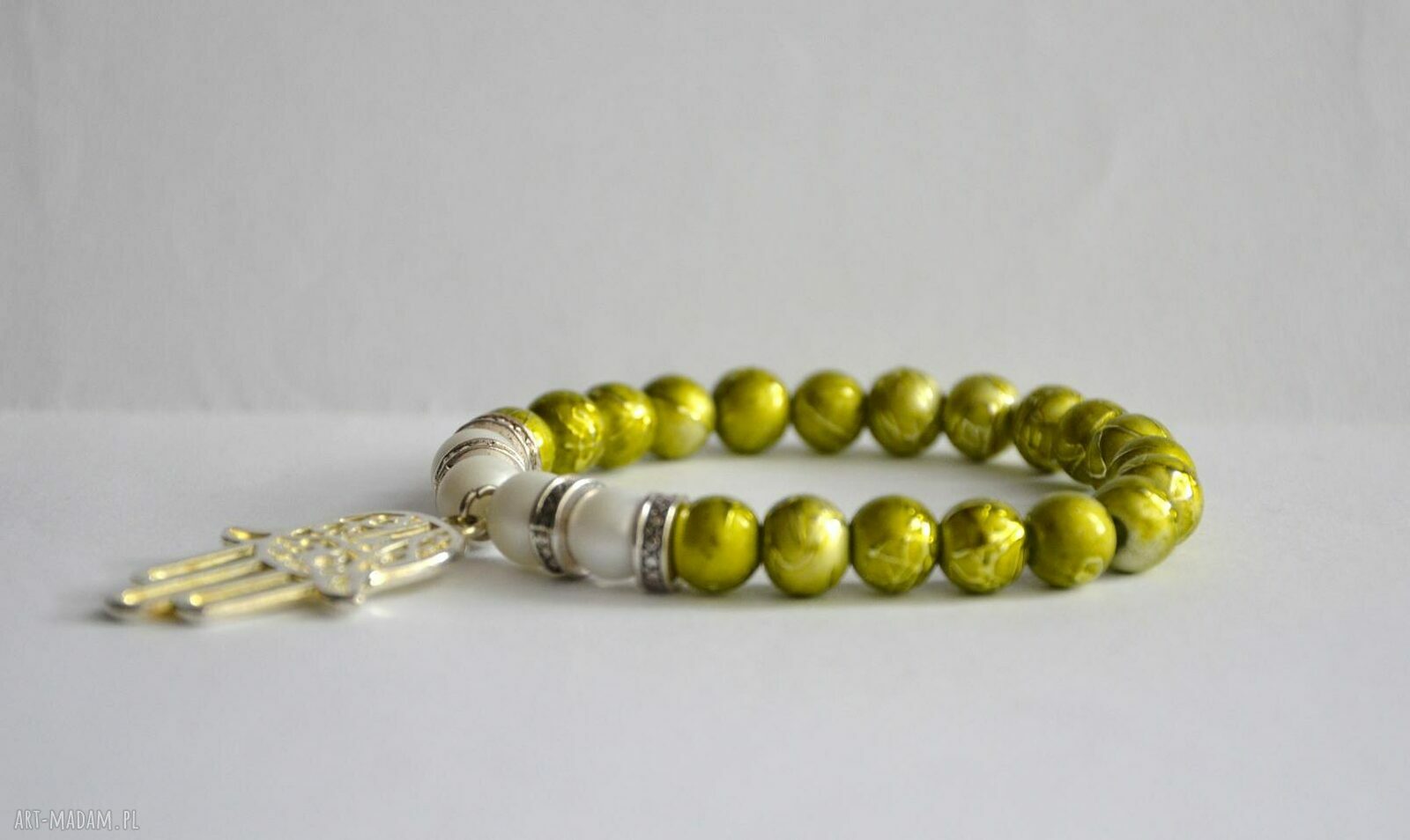 Bracelet by SIS: limonkowe korale z ręką fatimy przynoszoszącą szczęście