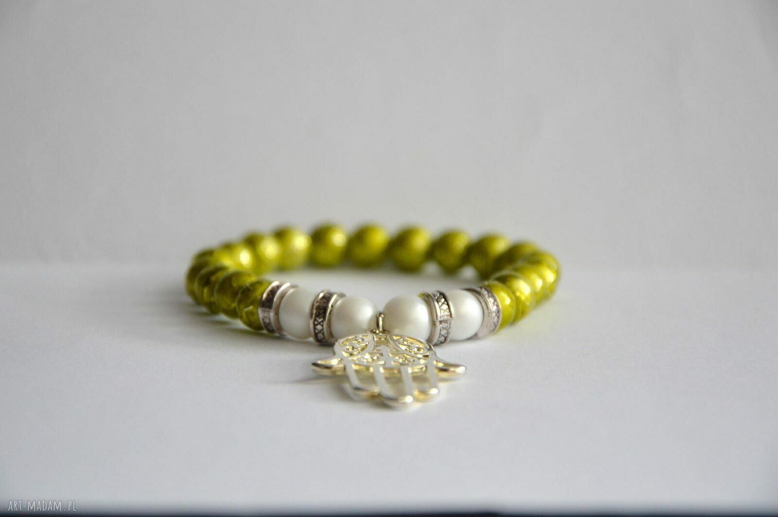 Bracelet by SIS: limonkowe korale z ręką fatimy przynoszoszącą szczęście