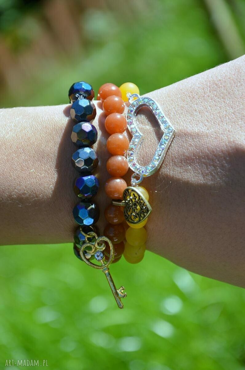 Bracelet by SIS: złoty klucz w otoczeniu czarnych szklanych korali AB