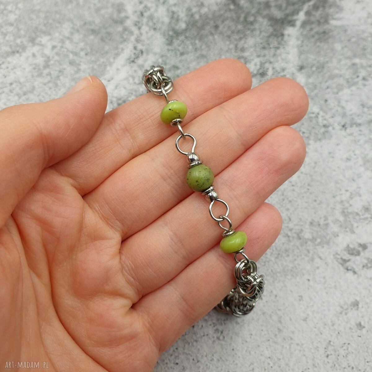 Bransoletka chainmaille z naturalnym nefrytem i stali szlachetnej