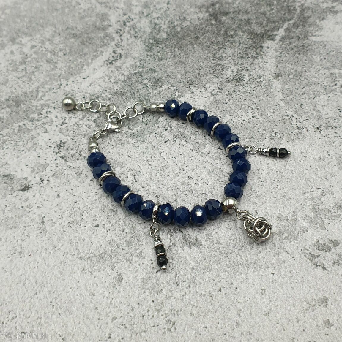 Granatowa bransoletka chainmaille z kryształków - charms z onyksu i hematytu (regulowana)