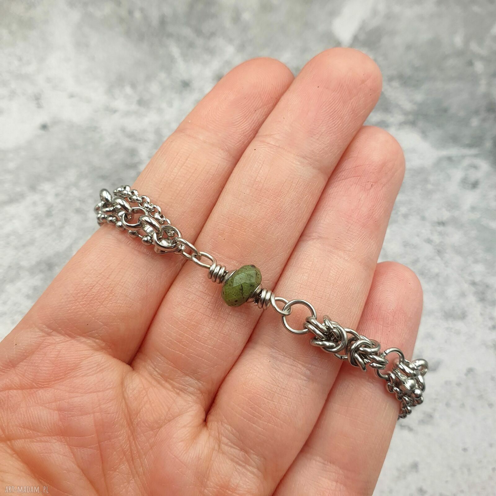 Bransoletka chainmaille z nefrytem w stalowych łańcuchach