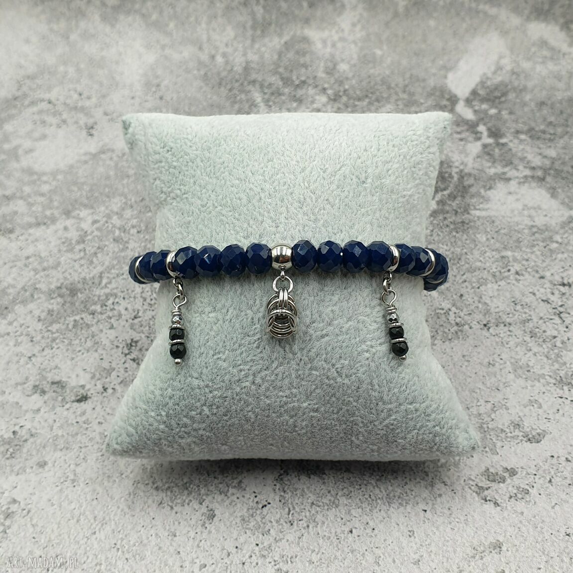 Granatowa bransoletka chainmaille z kryształków - charms z onyksu i hematytu (regulowana)