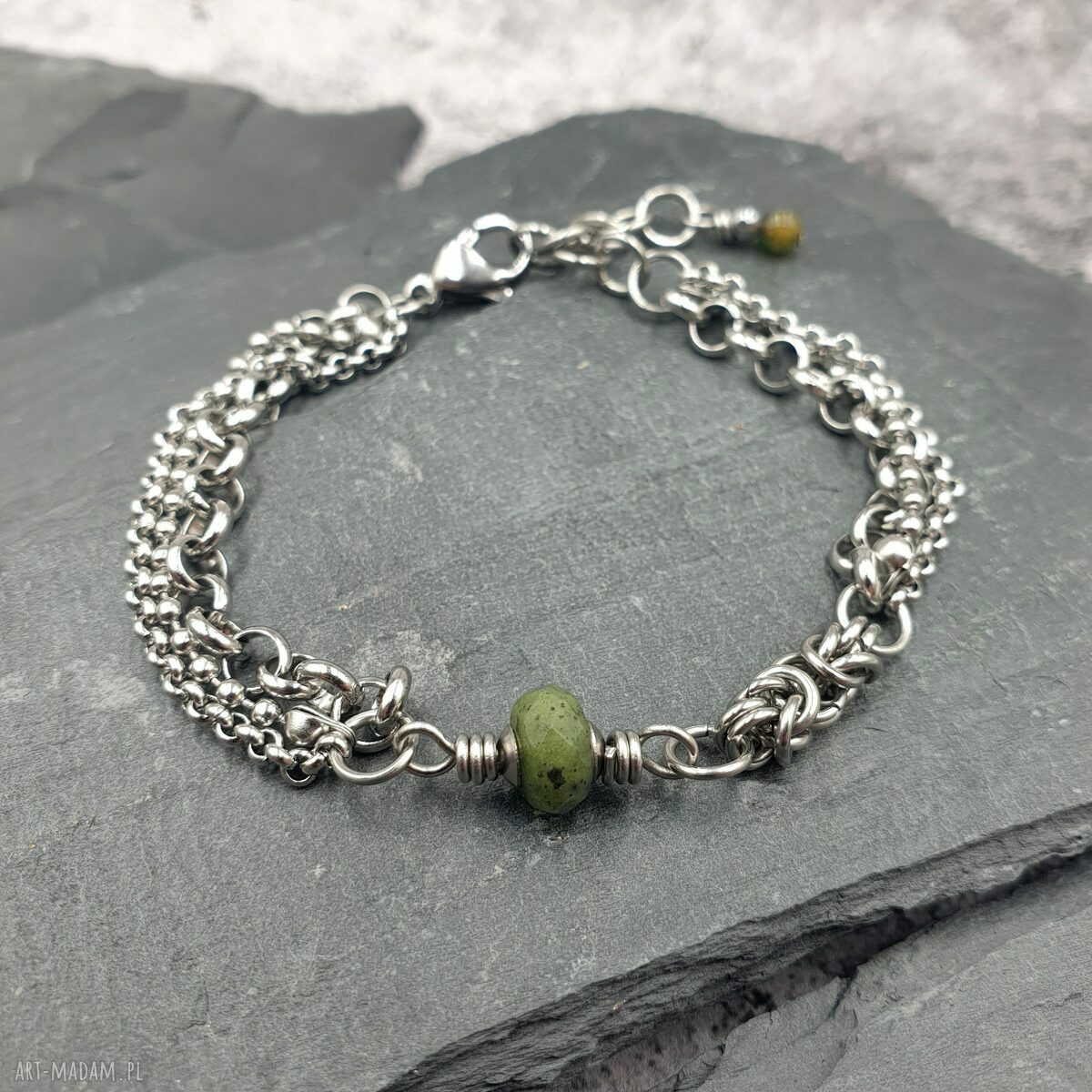 Bransoletka chainmaille z nefrytem w stalowych łańcuchach