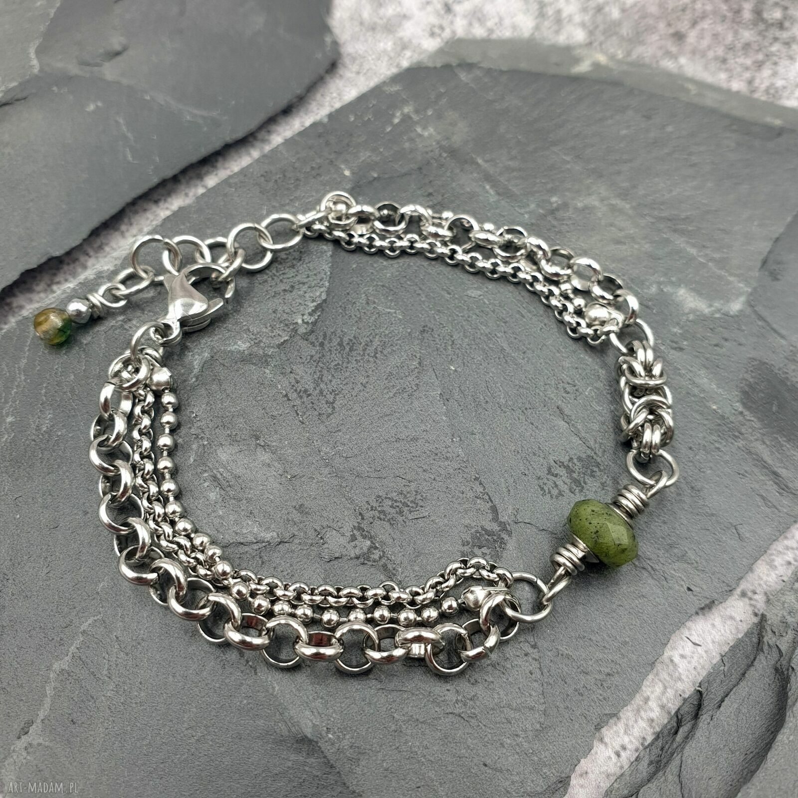 Bransoletka chainmaille z nefrytem w stalowych łańcuchach