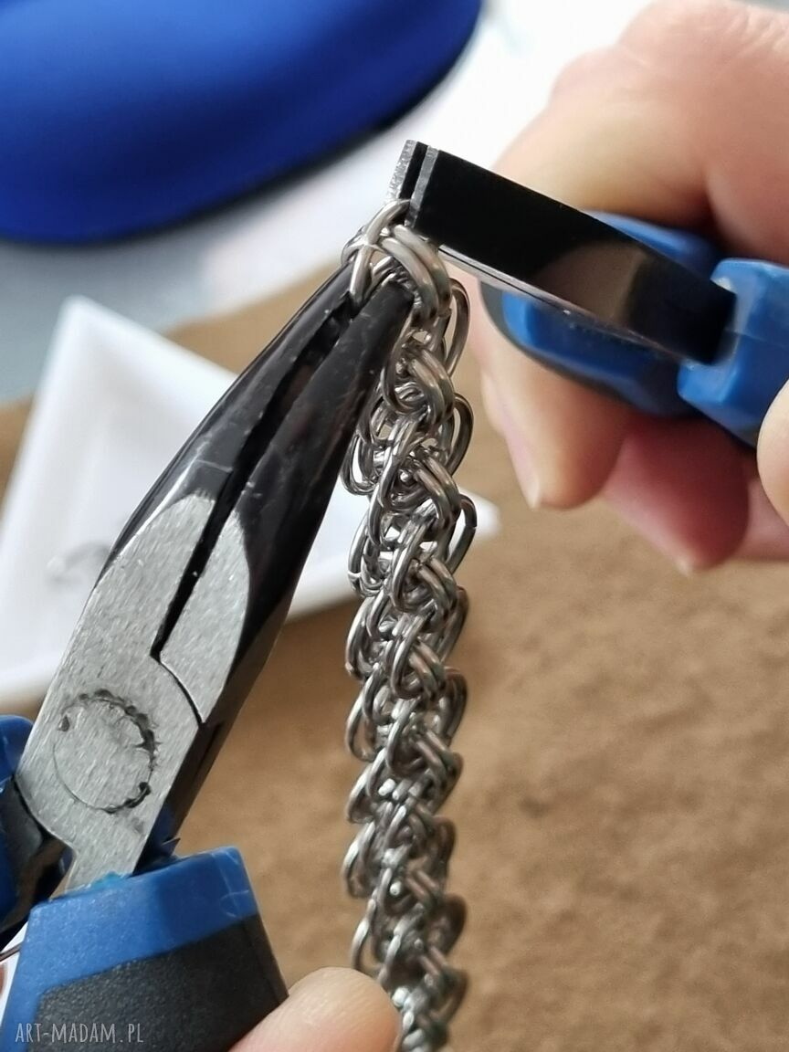 Bransoletka chainmaille Zoisit z rubinem - ręcznie robiona