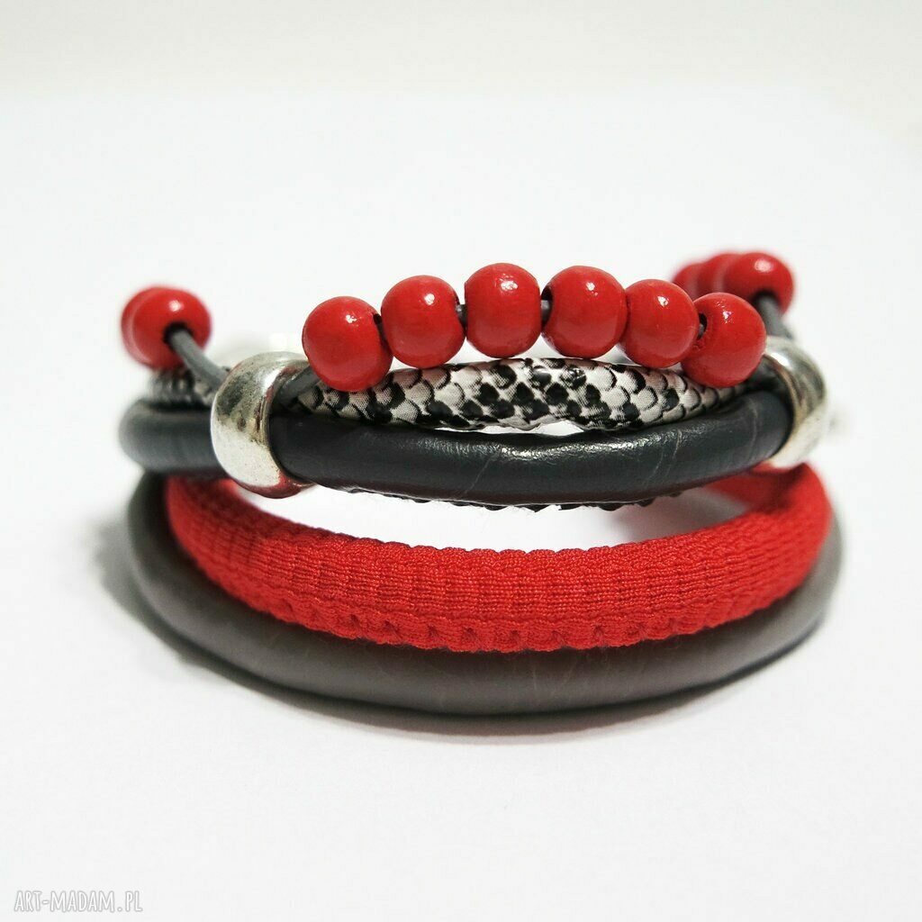 Bransoletka z czerwonych korali na rzemieniach - handmade z drewnianymi koralikami