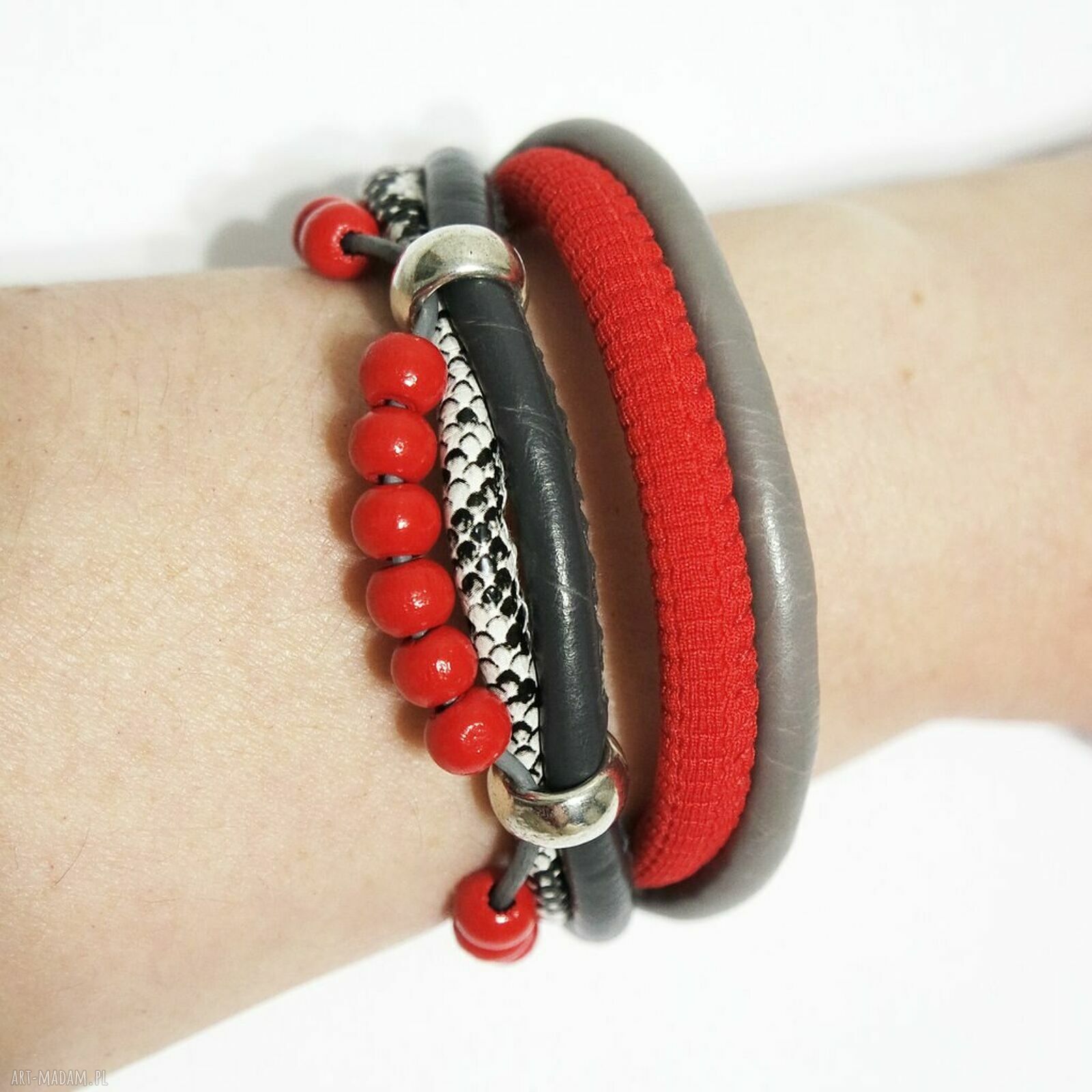 Bransoletka z czerwonych korali na rzemieniach - handmade z drewnianymi koralikami