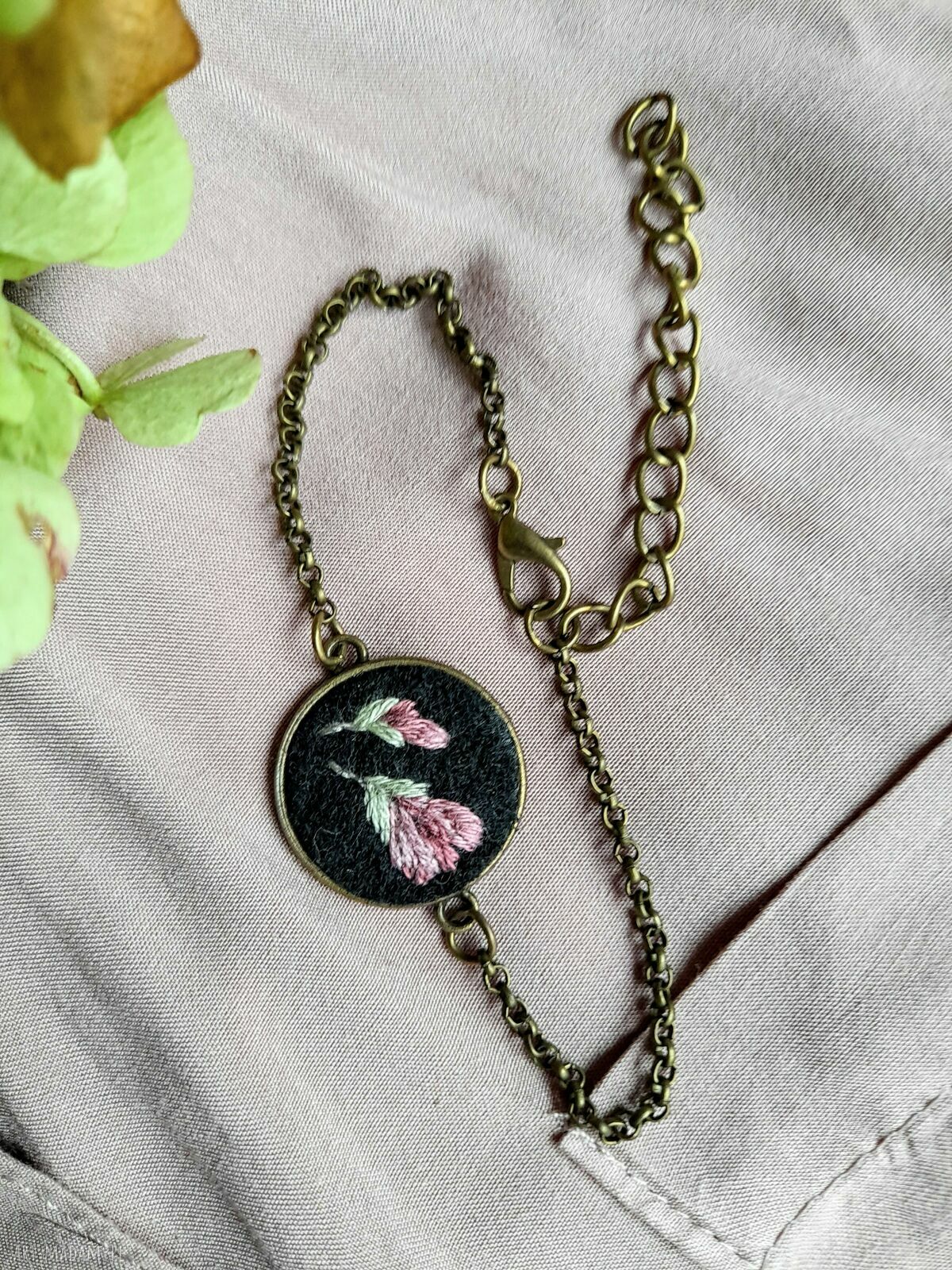 Bransoletka haftowana Magnolie wieczorową porą - retro romantyczna ozdoba