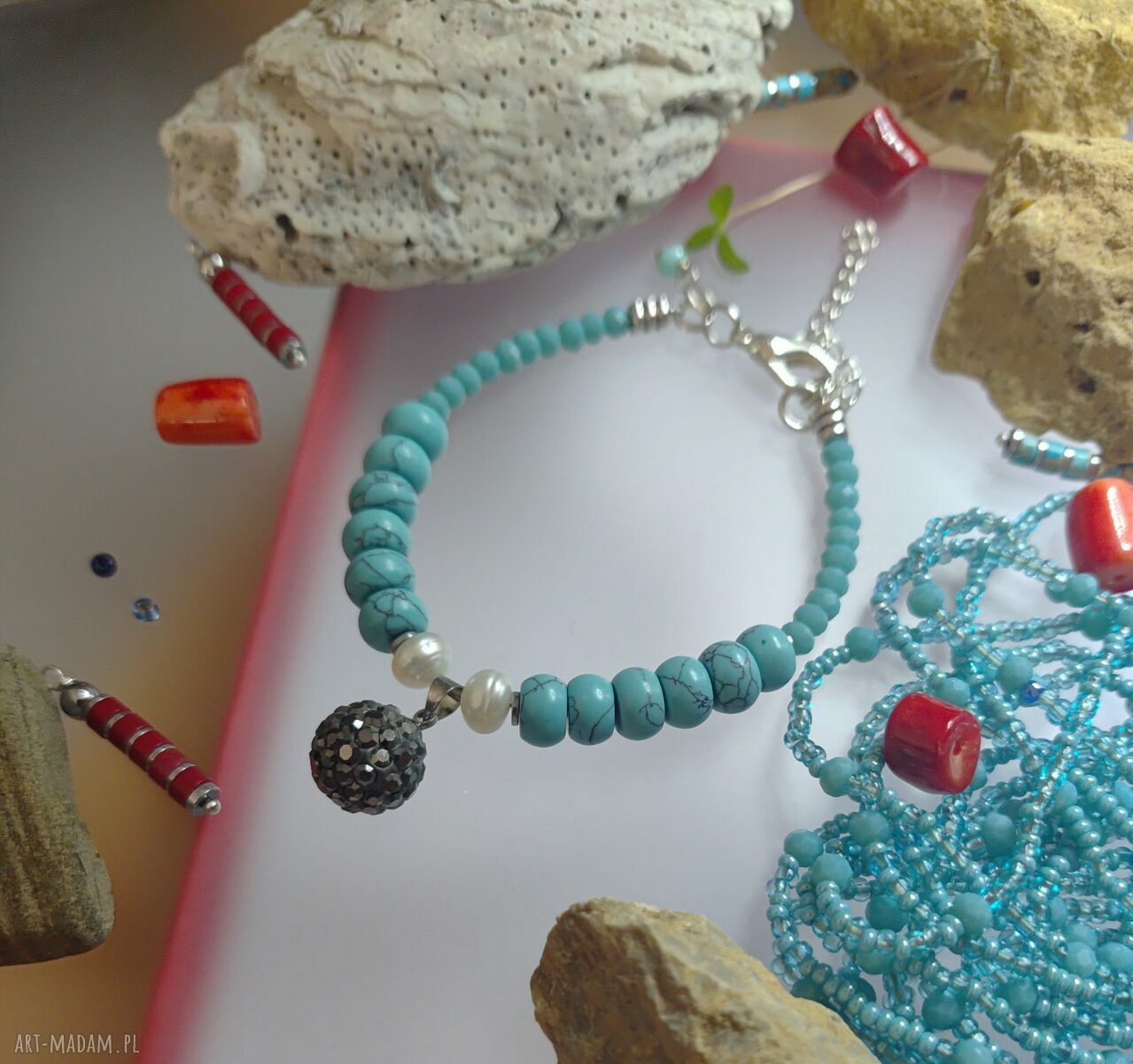 Turkusowa bransoletka z howlitów, perłami i kryształkami - unikat handmade