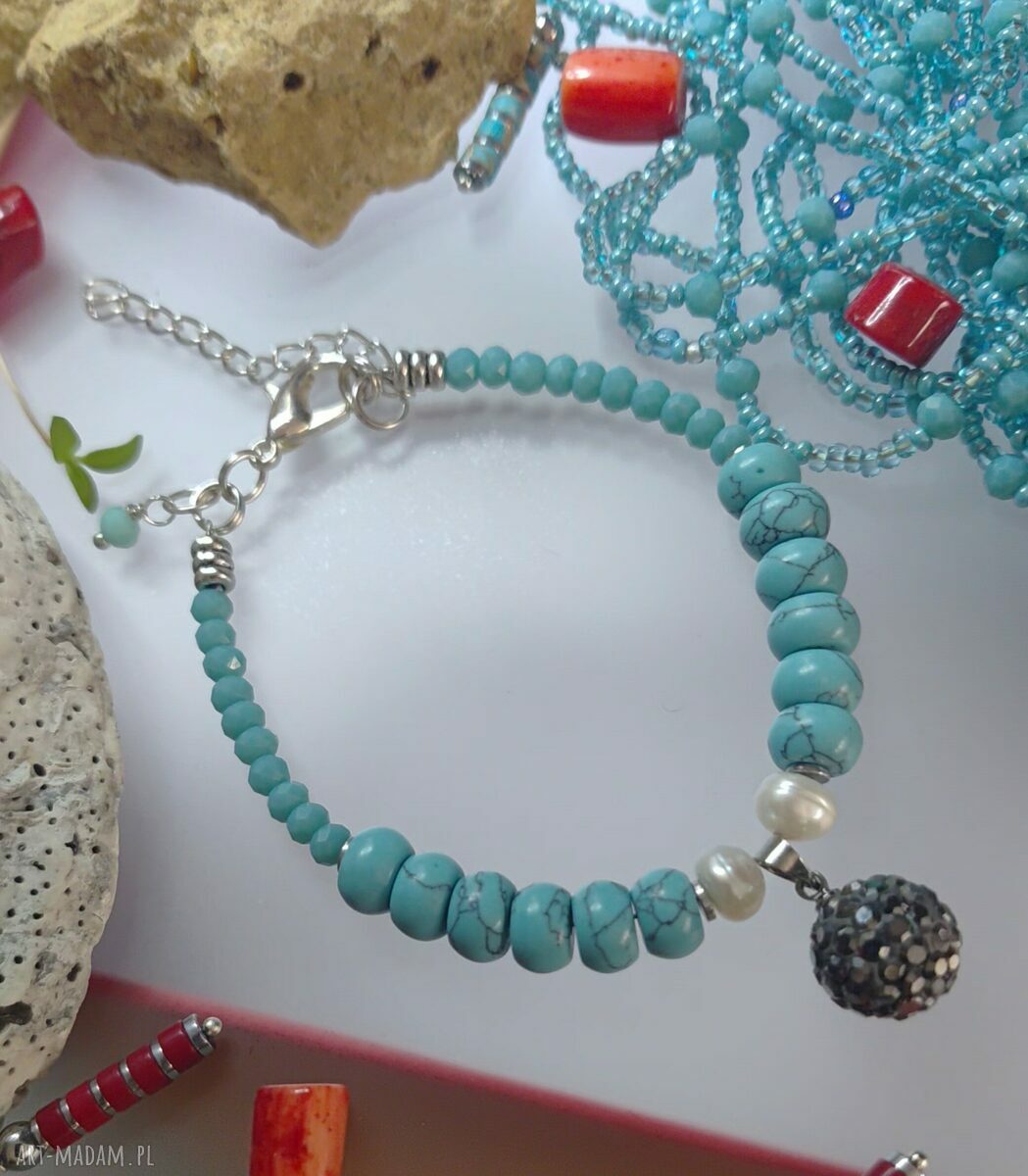 Turkusowa bransoletka z howlitów, perłami i kryształkami - unikat handmade