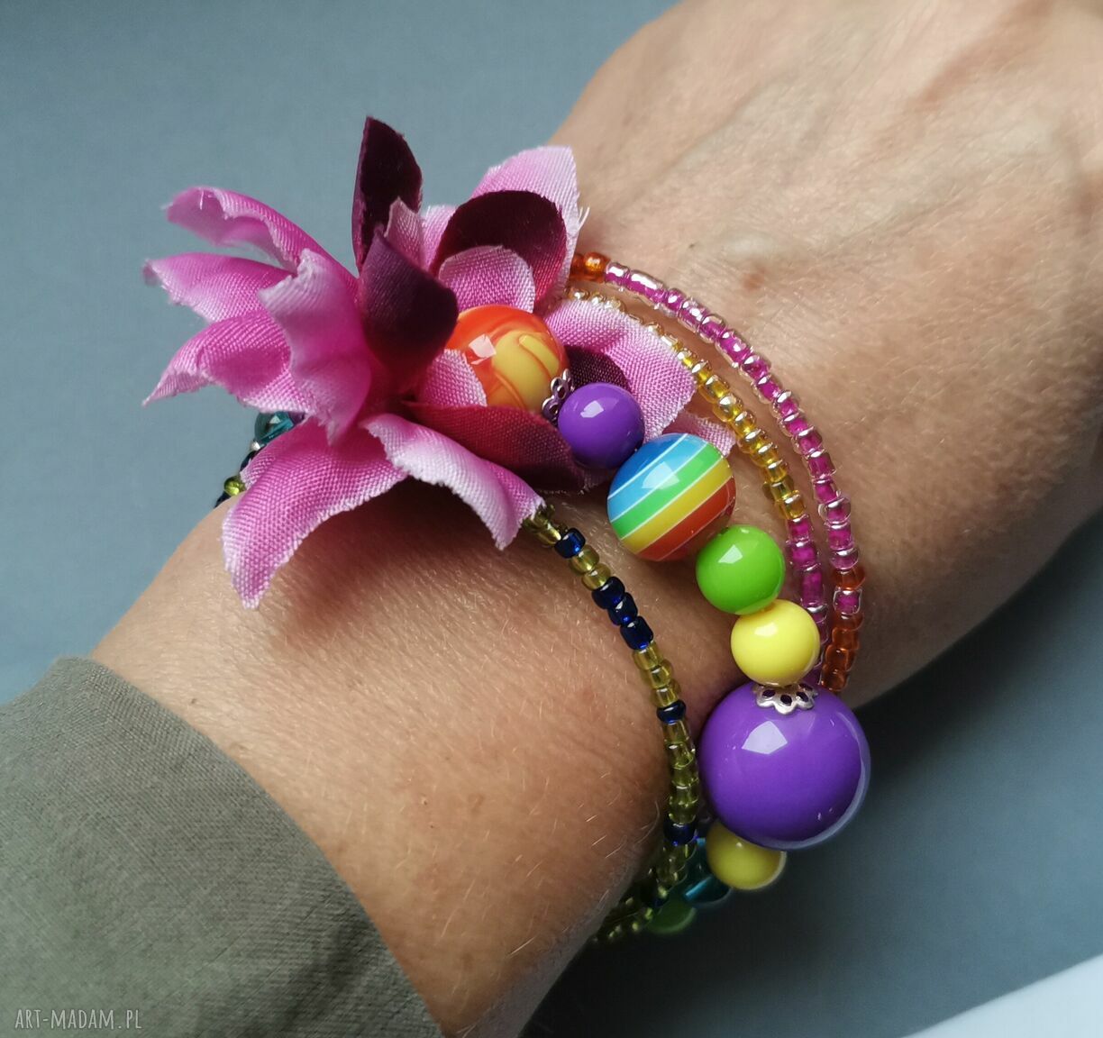 Kolorowa bransoletka koralikowa na drucie pamięciowym w stylu boho