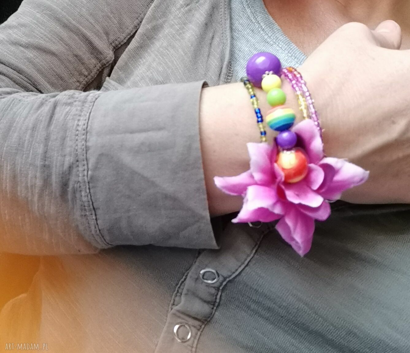 Kolorowa bransoletka koralikowa na drucie pamięciowym w stylu boho