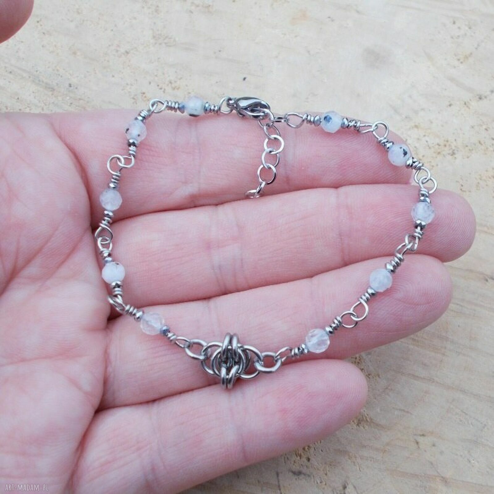 Bransoletka księżycowa - chainmaille z kamieniem księżycowym