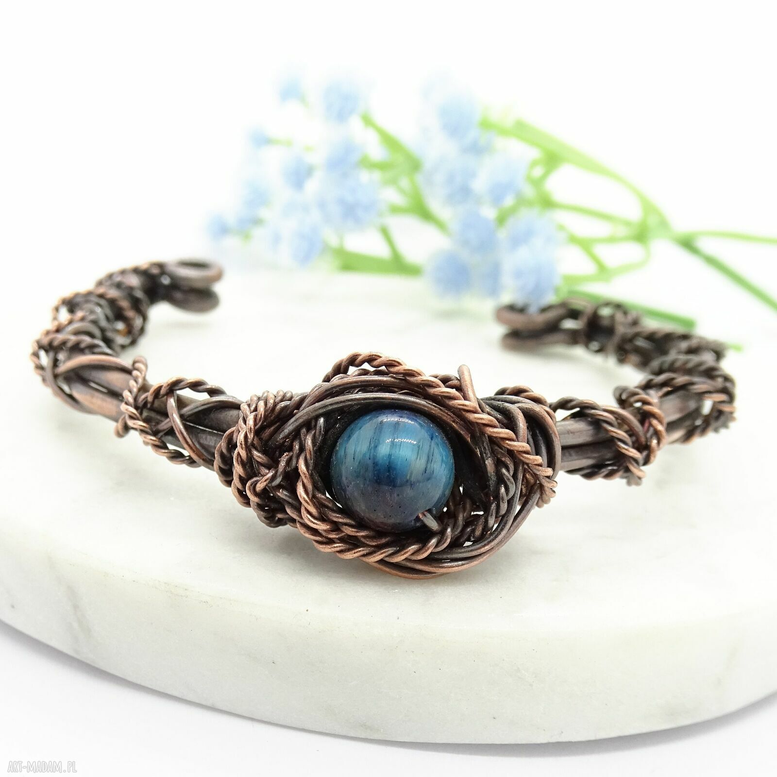 Bransoletka miedziana bez zapięcia z niebieskim tygrysim okiem - cuff handmade