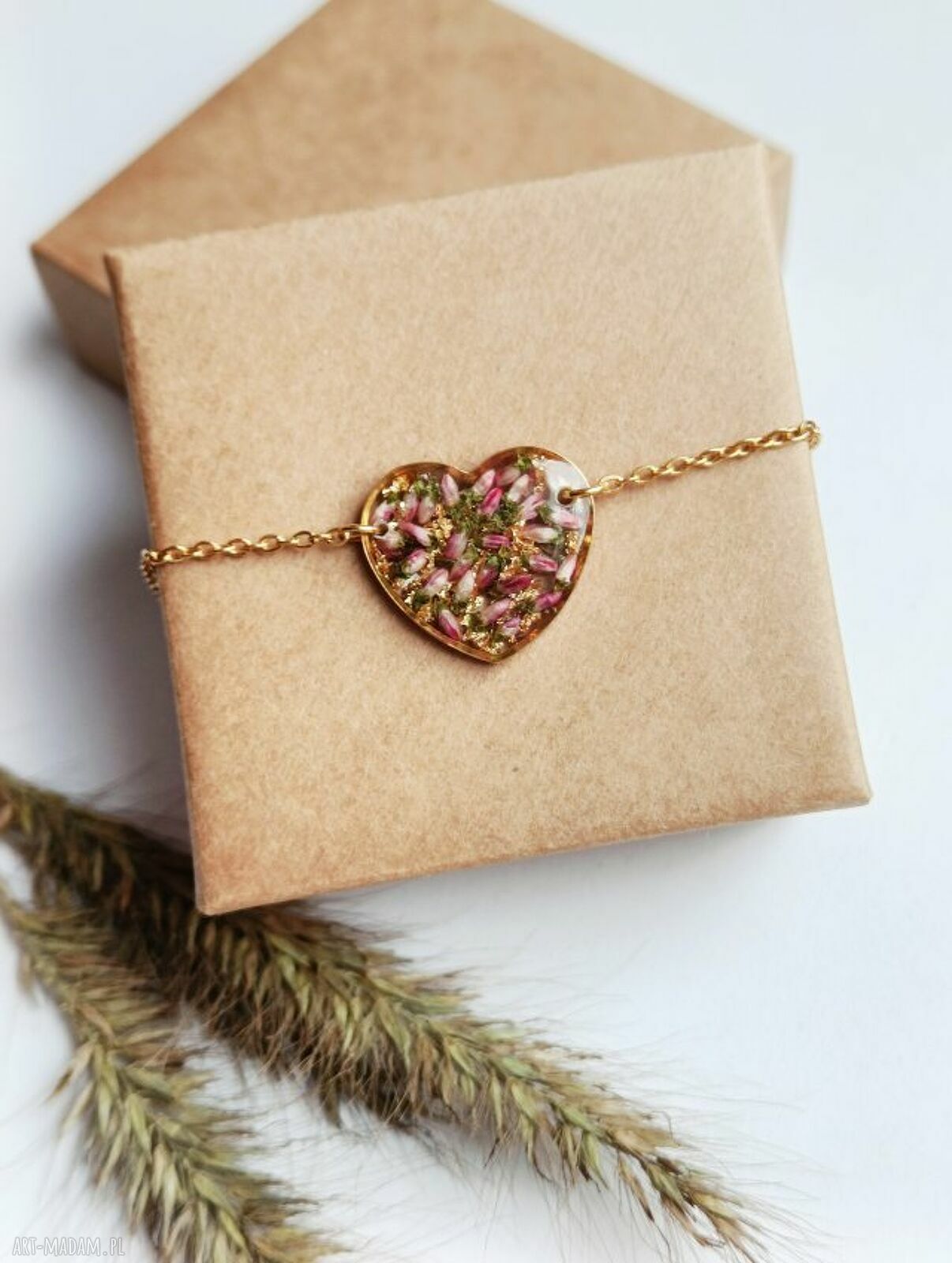 Serduszko z wrzosem w żywicy - bransoletka handmade z płatkami złota