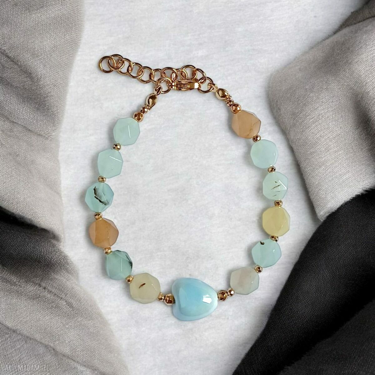 Bransoletka z jadeitem i ceramicznym serduszkiem w błękicie - Spring Collection