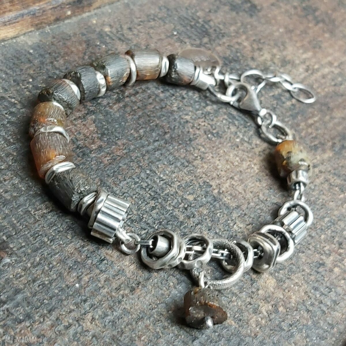 Bransoletka srebrna z ciemnym, surowym bursztynem Hand Made