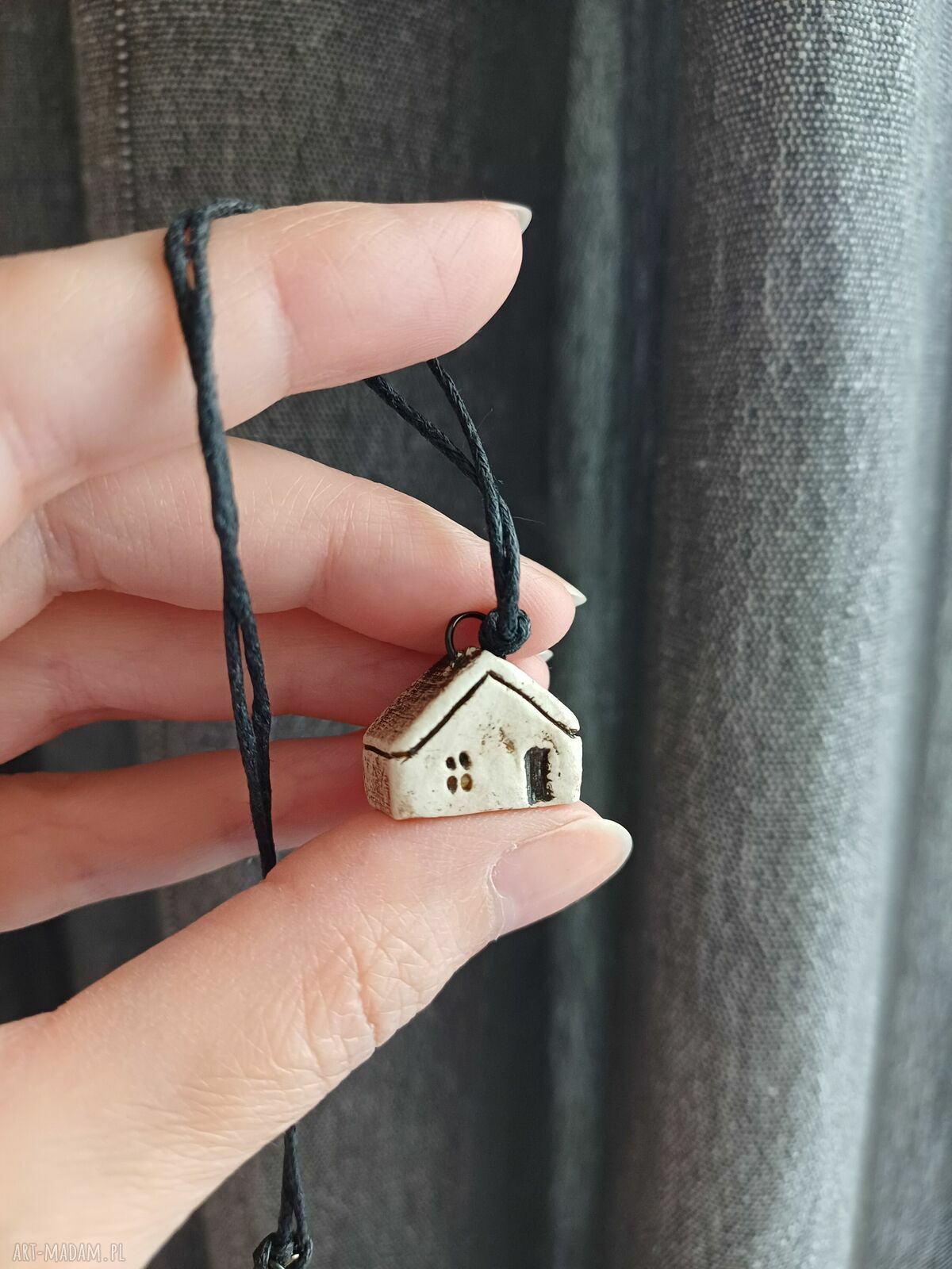 Bransoletka sznurkowa z ceramiczną zawieszką Domek
