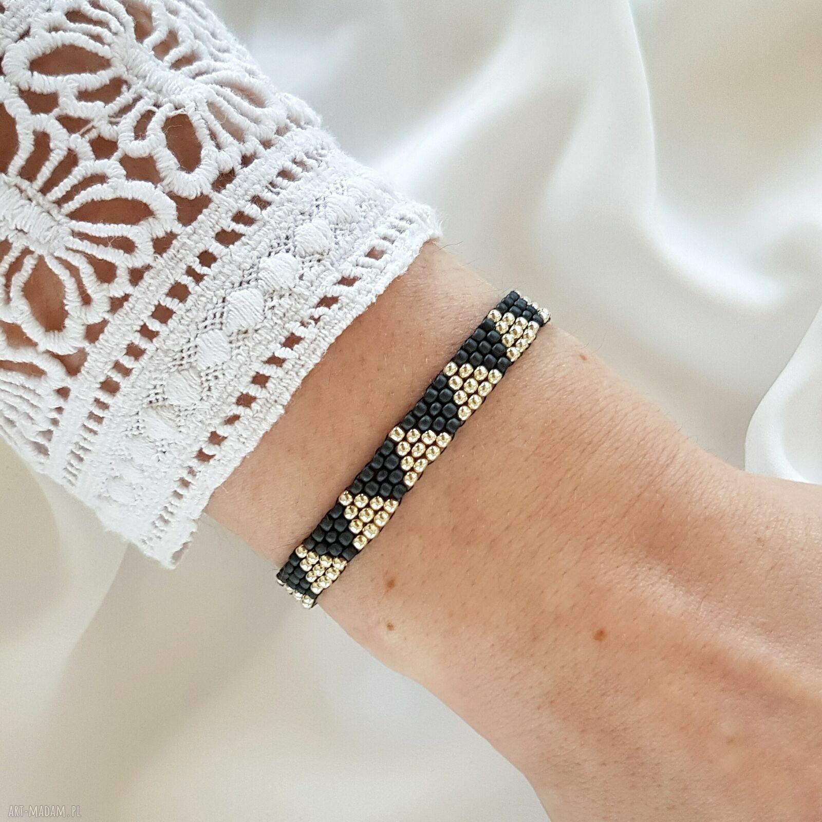 Bransoletka trójkąty szaro-srebrne - handmade z makramowym zapięciem