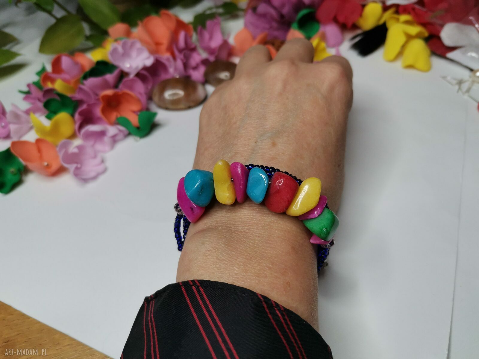 Boho bransoletka uniwersalna na drucie pamięciowym - pompony i frędzle