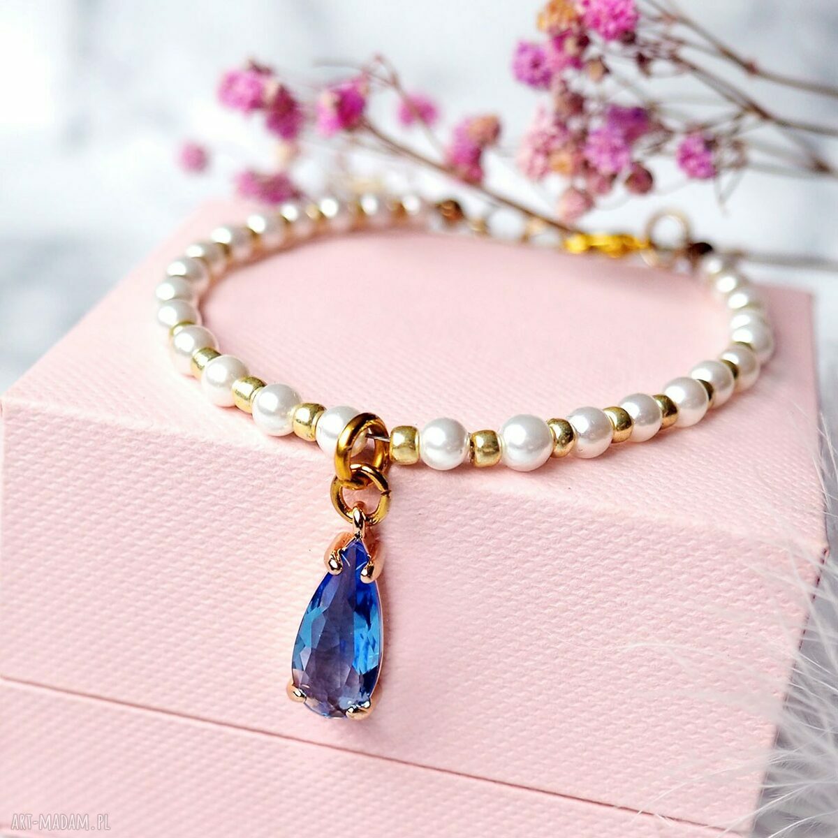 Bransoletka z białych perełek z zawieszką - elegancka i handmade