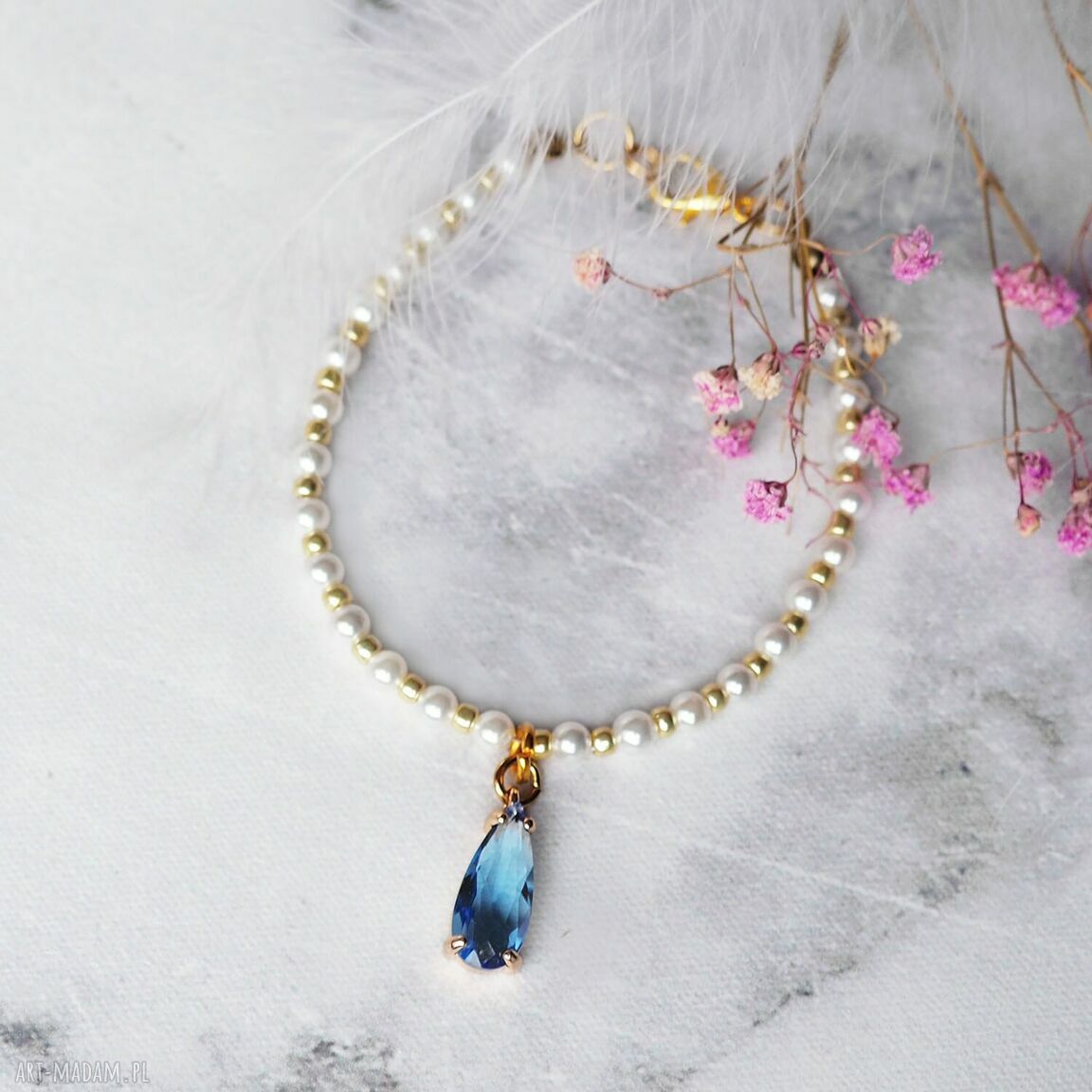 Bransoletka z białych perełek z zawieszką - elegancka i handmade