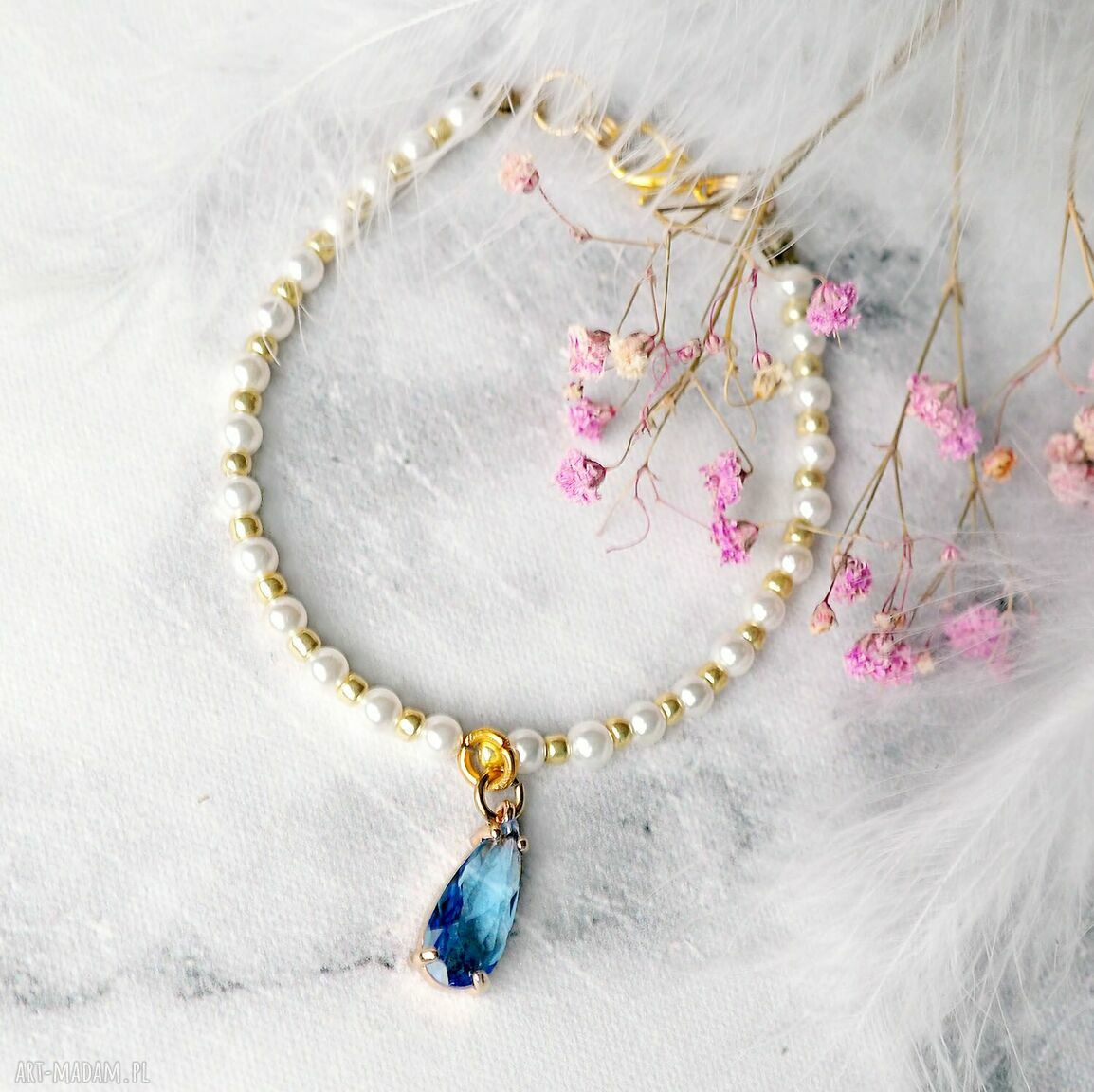 Bransoletka z białych perełek z zawieszką - elegancka i handmade