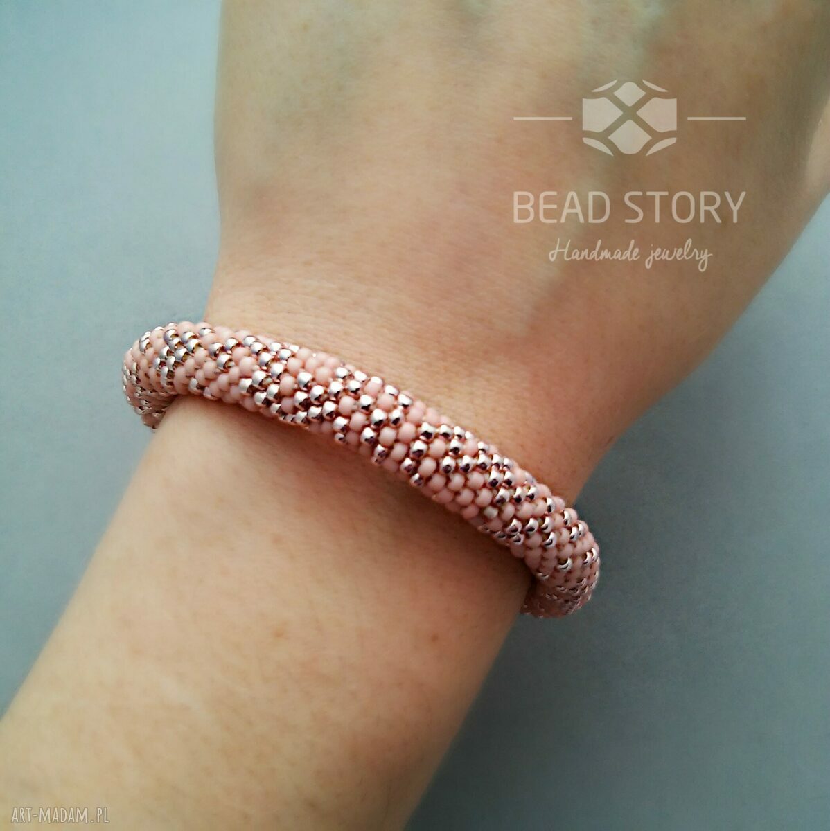 Różowa bransoletka z koralików - pudrowy róż z perełkami (beaded crochet)