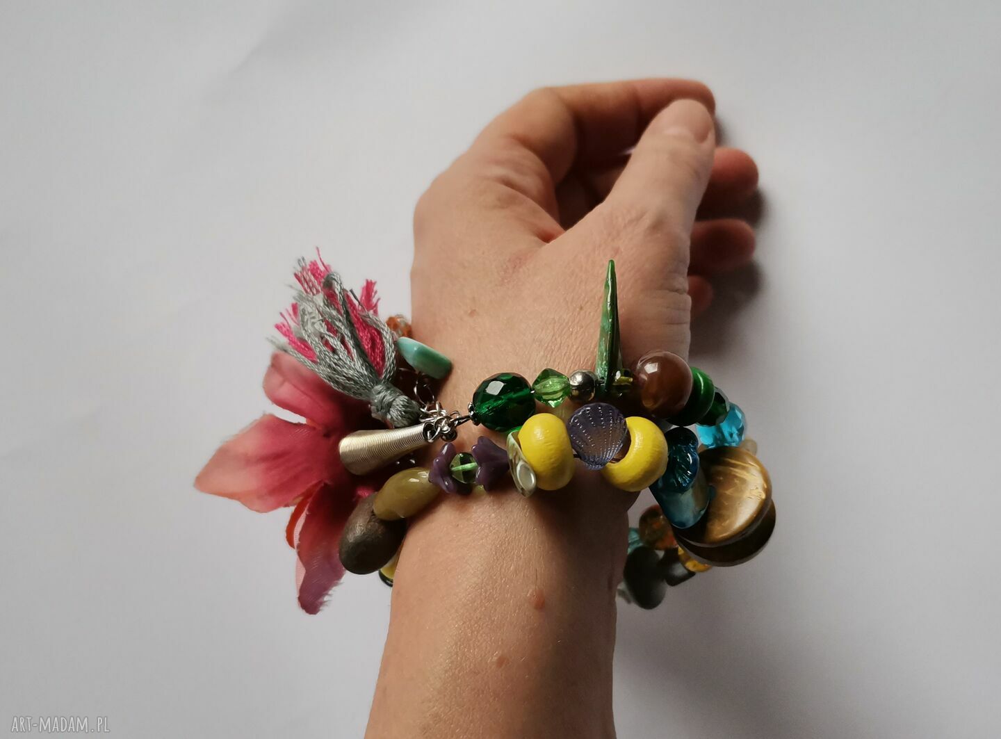 Bransoletka z kwiatem na drucie pamięciowym - dużo koralików, boho